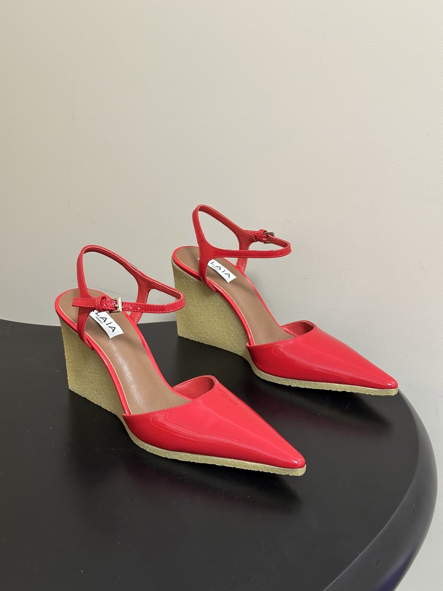 알라이아(ALAIA) 페이턴트 큐브 힐 슬링백 신발