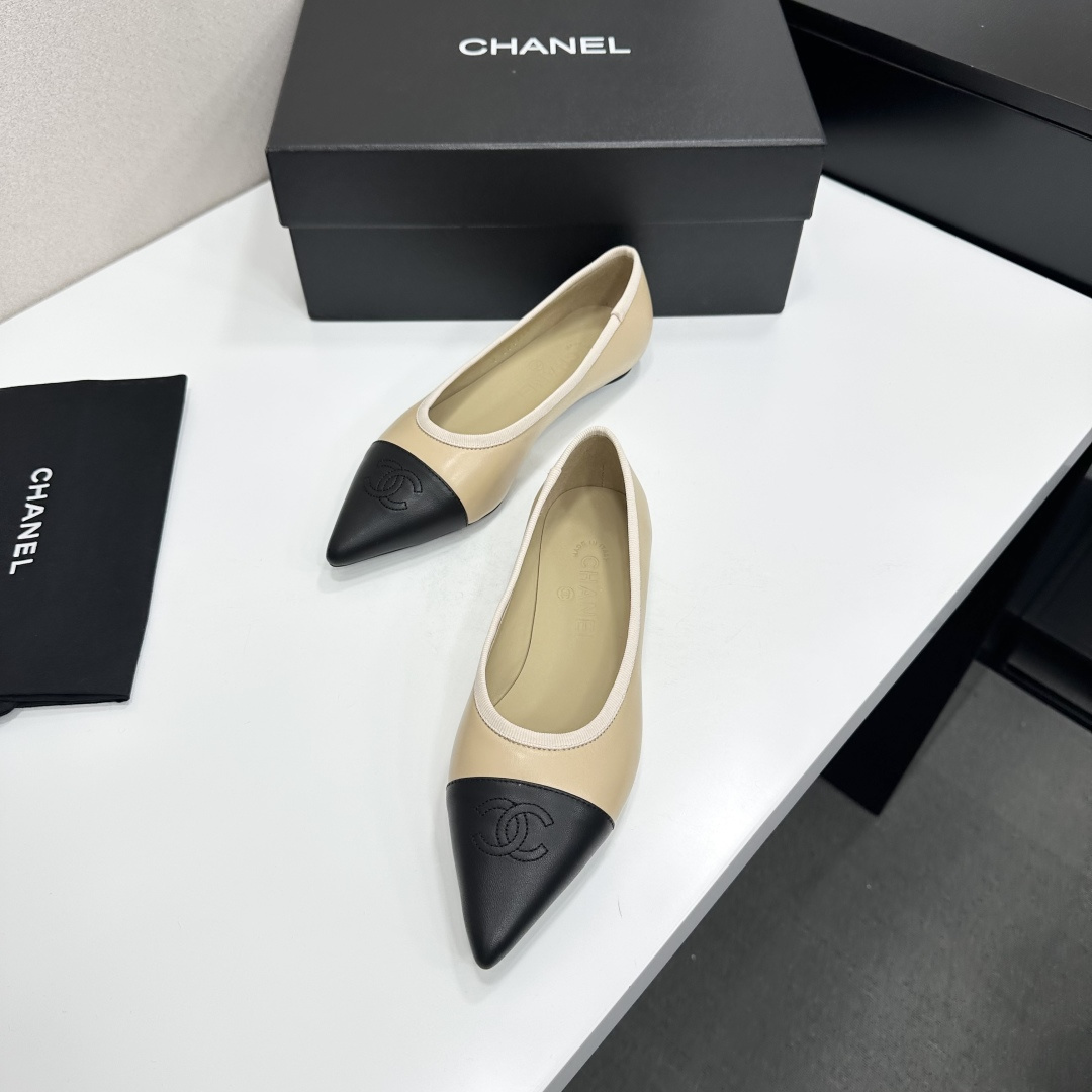 샤넬(CHANEL) 메탈 버클 레더 플랫슈즈 신발