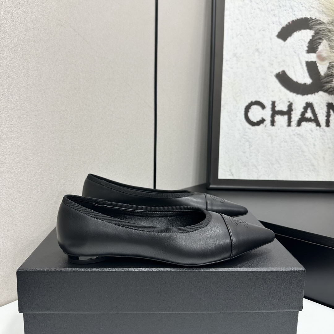 샤넬(CHANEL) 메탈 버클 레더 플랫슈즈 신발