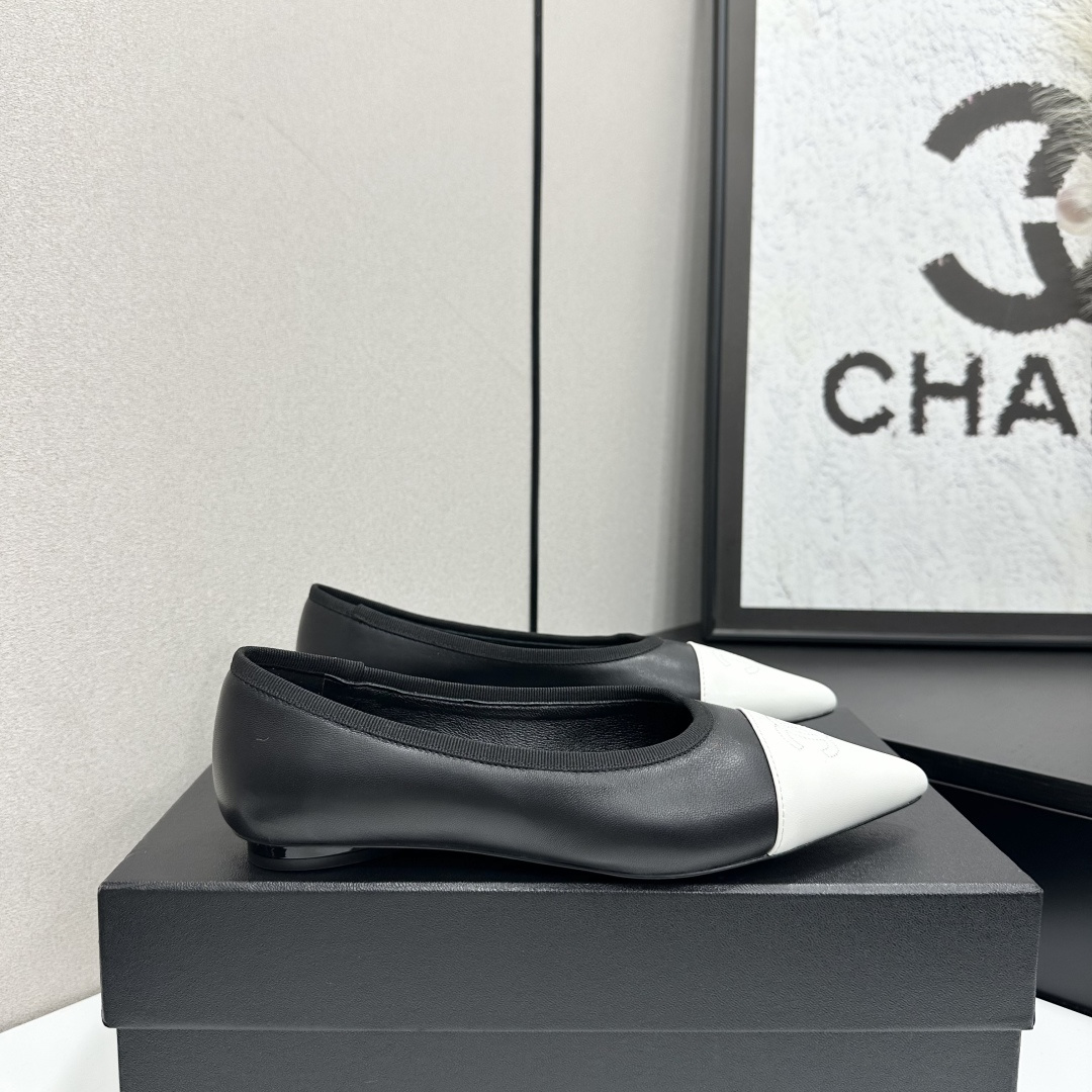 샤넬(CHANEL) 메탈 버클 레더 플랫슈즈 신발