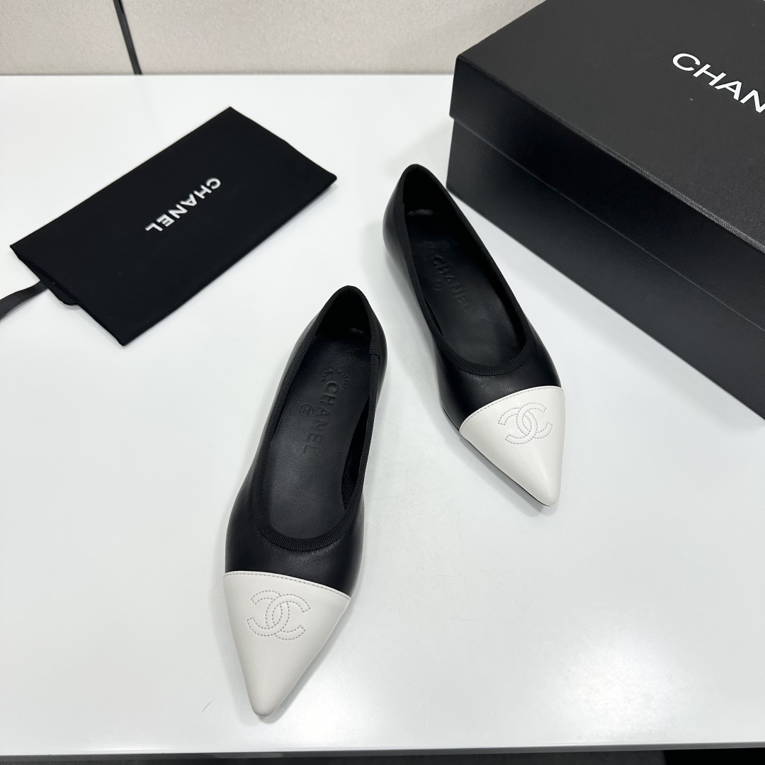 샤넬(CHANEL) 메탈 버클 레더 플랫슈즈 신발