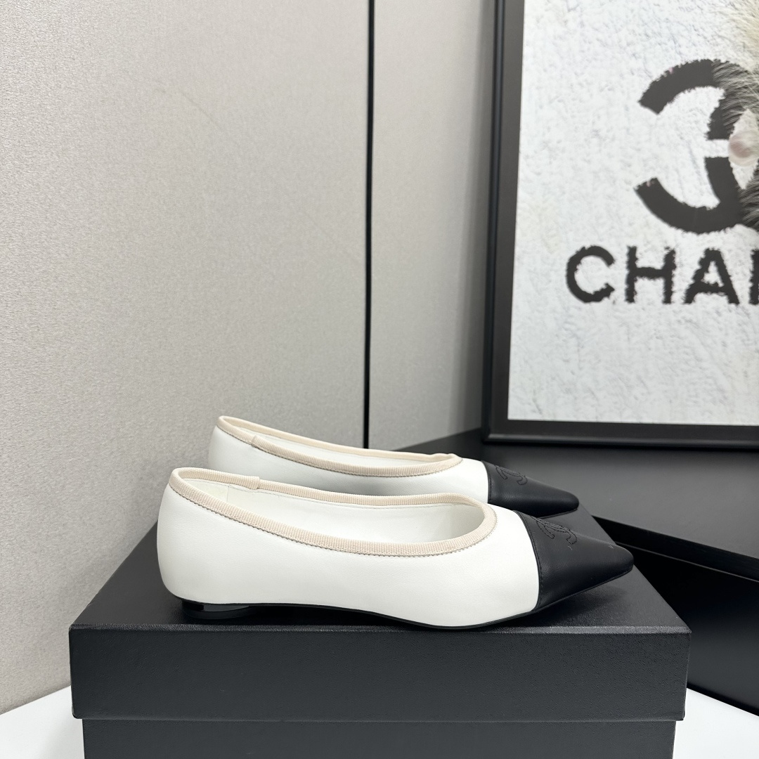 샤넬(CHANEL) 메탈 버클 레더 플랫슈즈 신발