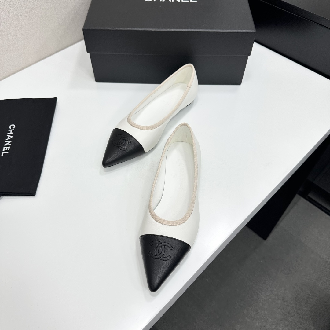 샤넬(CHANEL) 메탈 버클 레더 플랫슈즈 신발