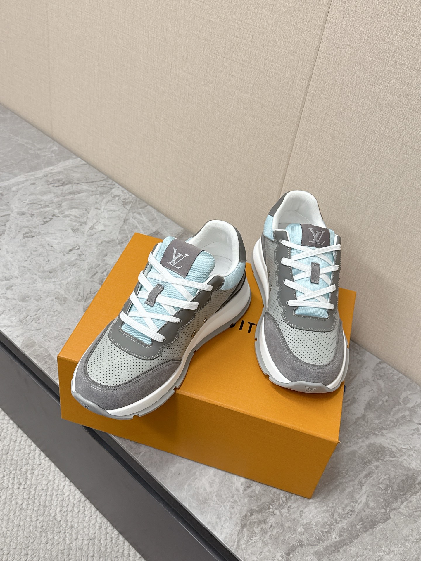 루이비통(LV) 레트로 러너 스니커즈 신발