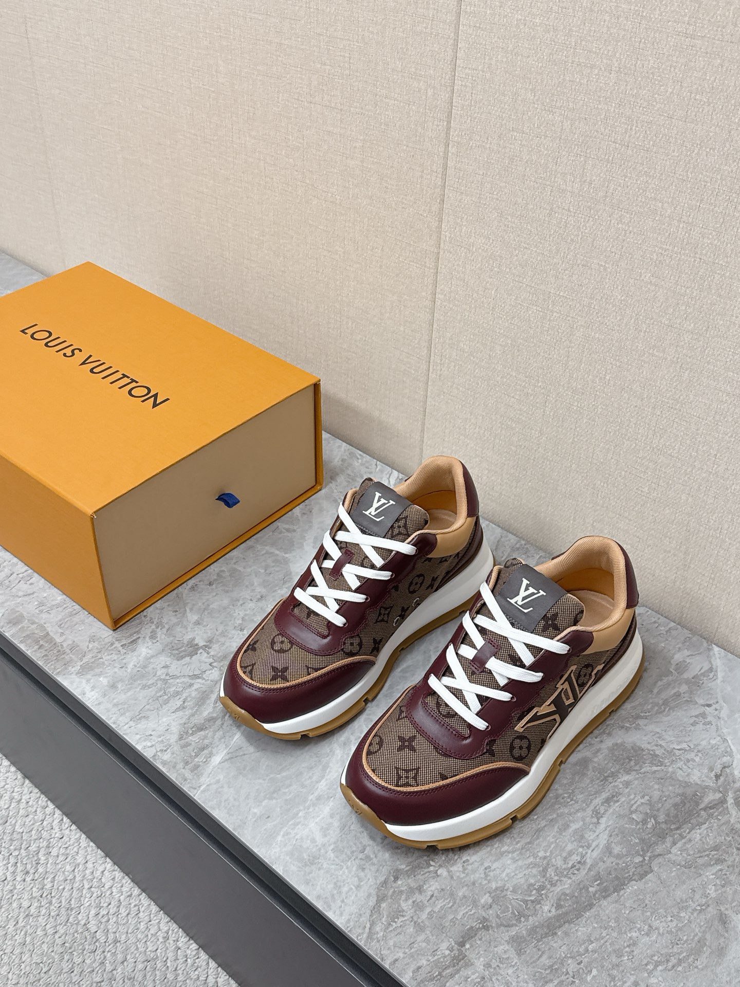루이비통(LV) 레트로 러너 스니커즈 신발