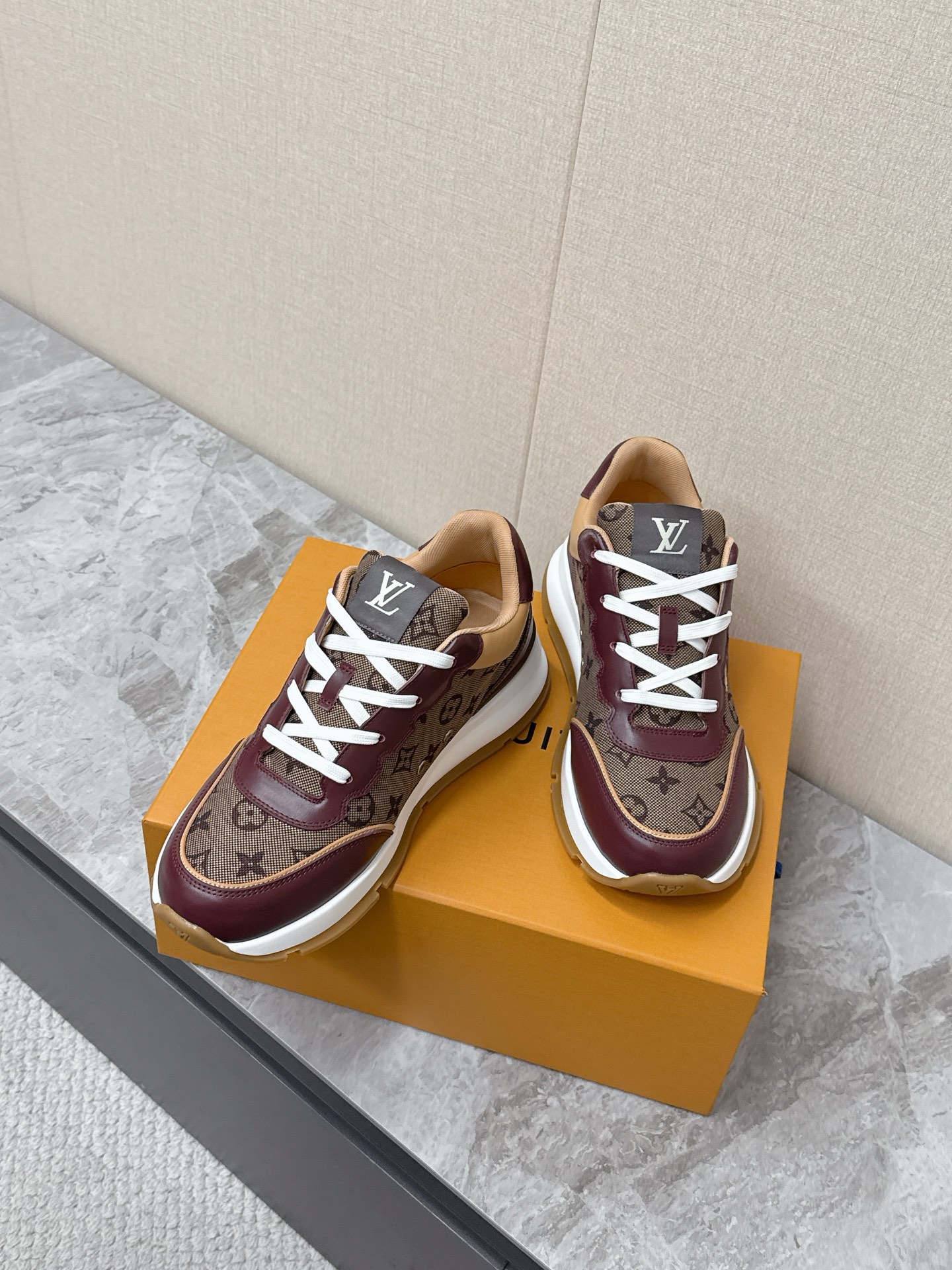 루이비통(LV) 레트로 러너 스니커즈 신발