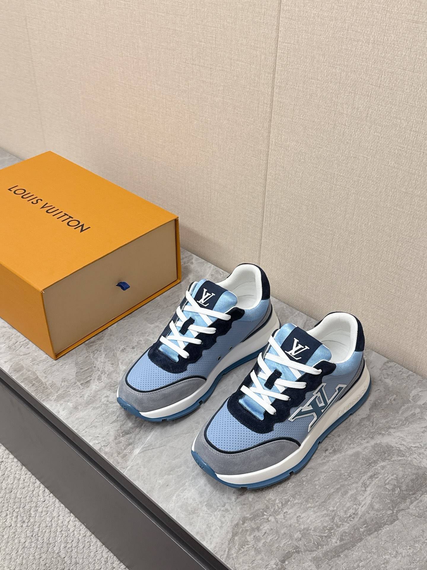 루이비통(LV) 레트로 러너 스니커즈 신발