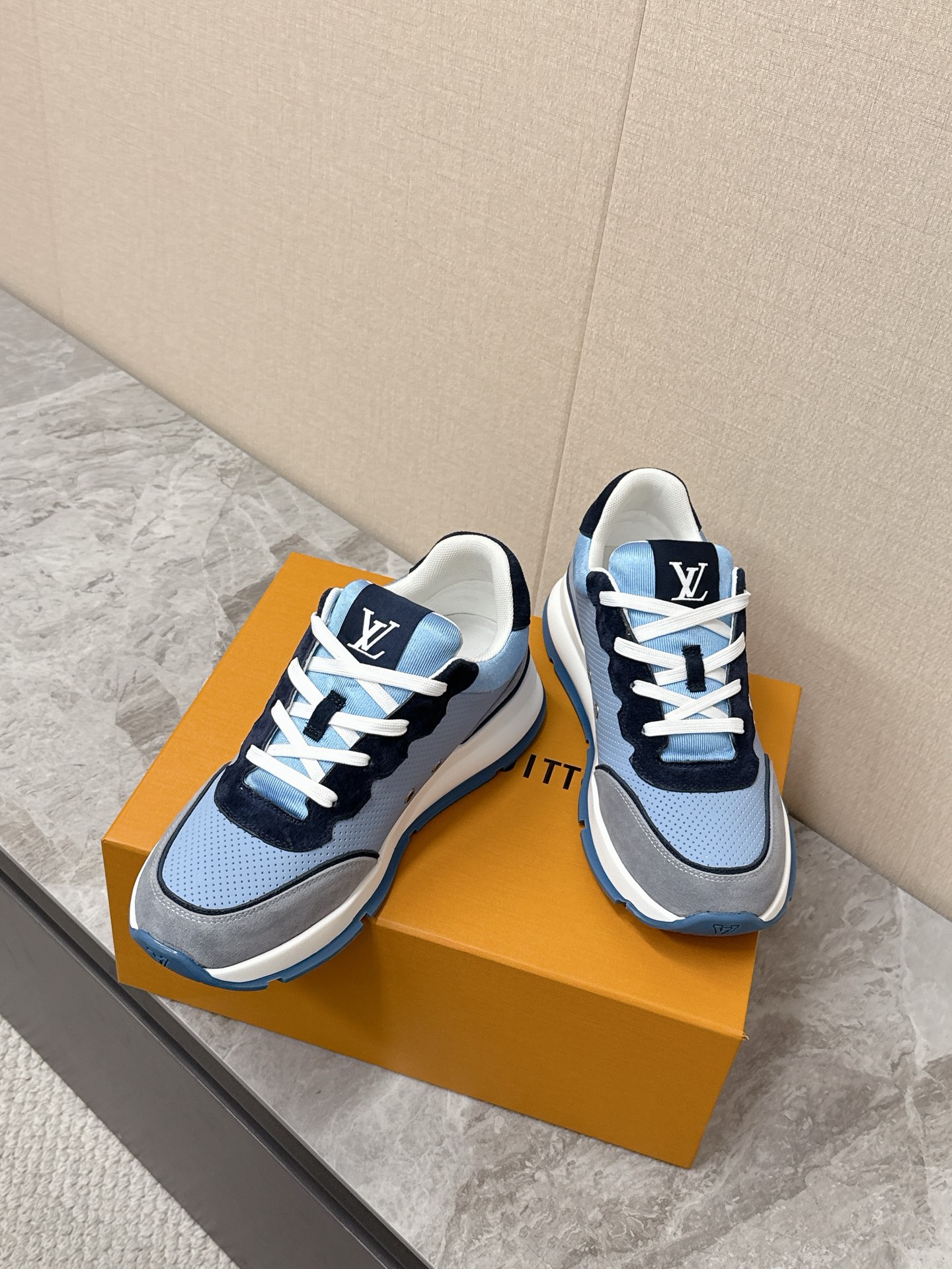 루이비통(LV) 레트로 러너 스니커즈 신발