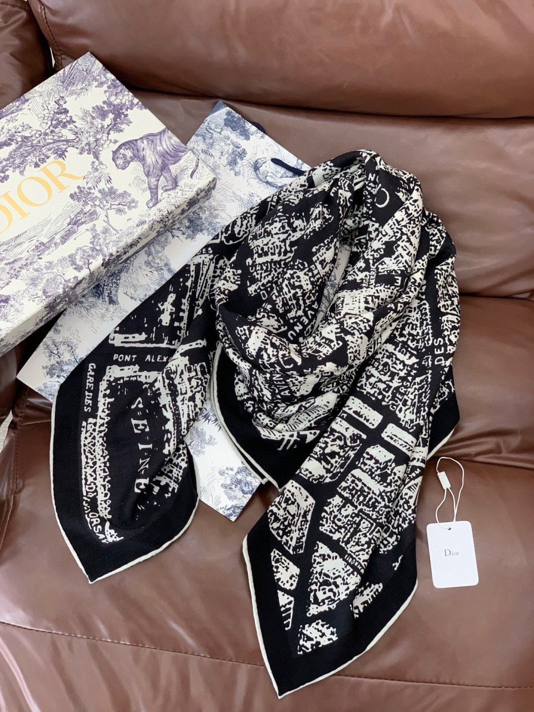 디올(DIOR) 파리 맵 실크 스퀘어 목도리 스카프