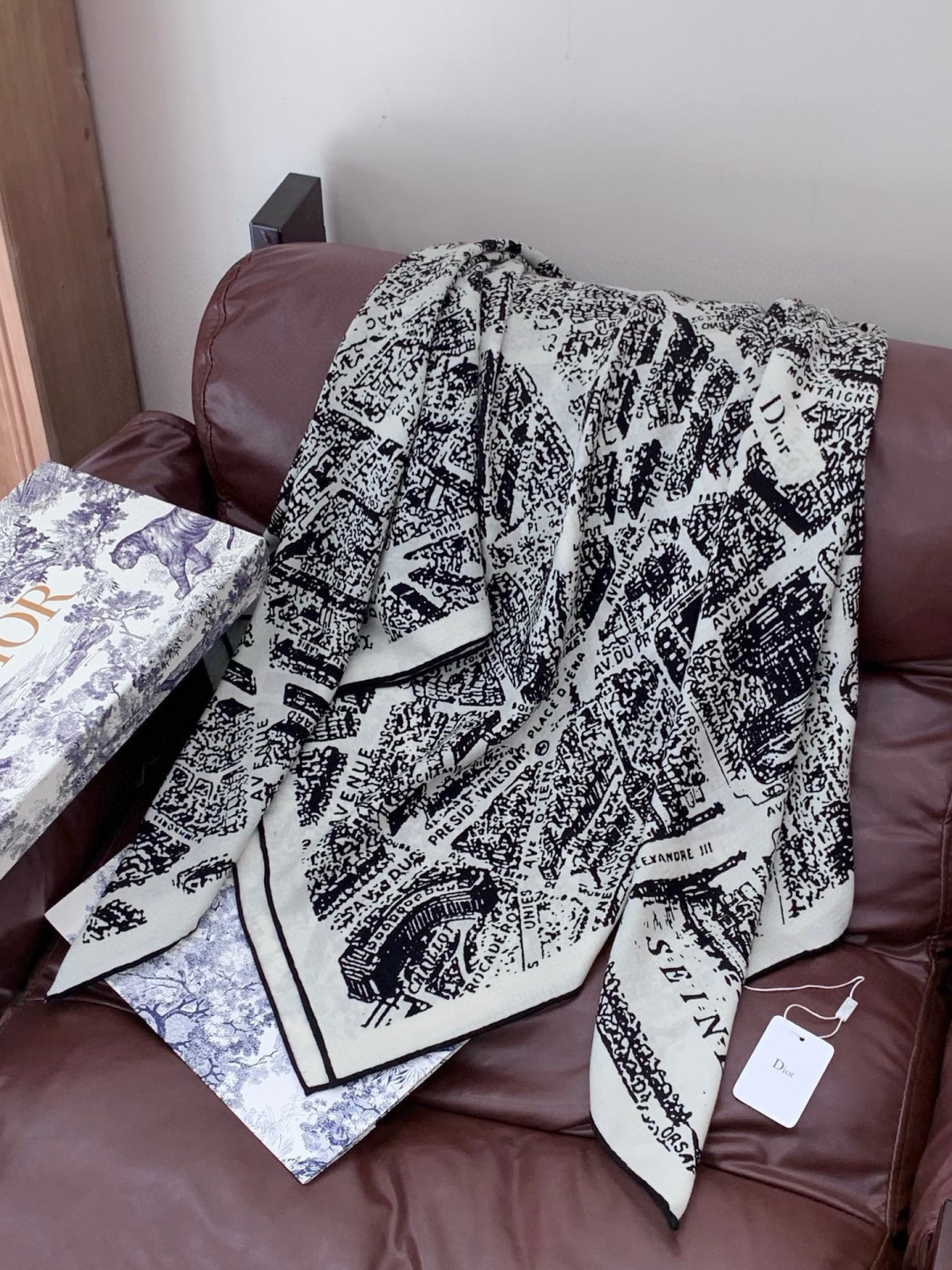 디올(DIOR) 파리 맵 실크 스퀘어 목도리 스카프