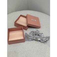 미우미우(miumiu) 시그니처 로고 헤어핀 헤어밴드 악세사리