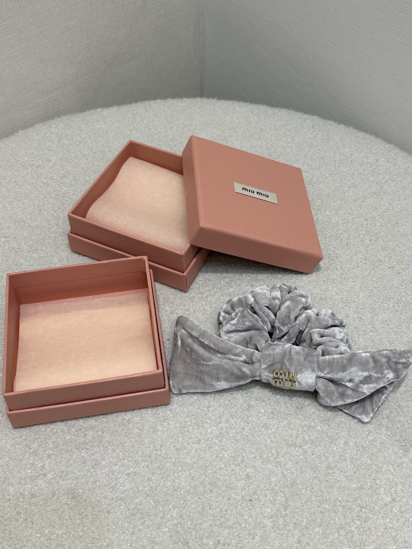 미우미우(miumiu) 시그니처 로고 헤어핀 헤어밴드 악세사리