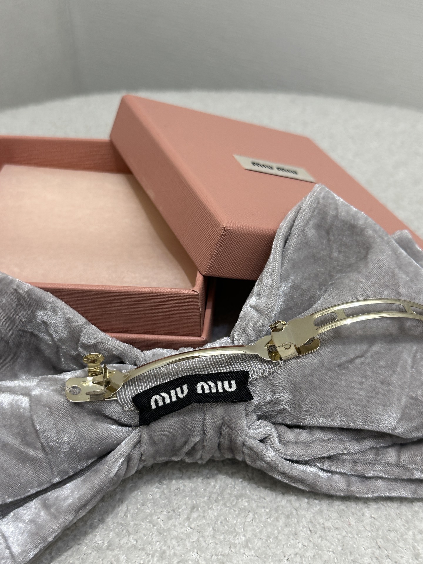 미우미우(miumiu) 시그니처 로고 헤어핀 헤어밴드 악세사리