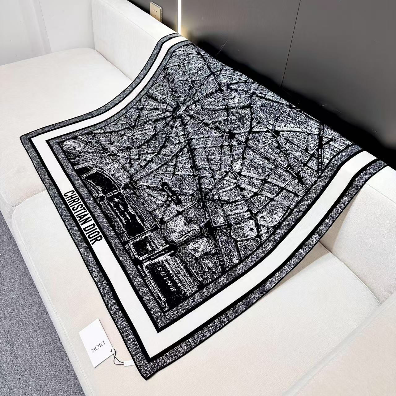 디올(DIOR) 파리 맵 실크 스퀘어 목도리 스카프