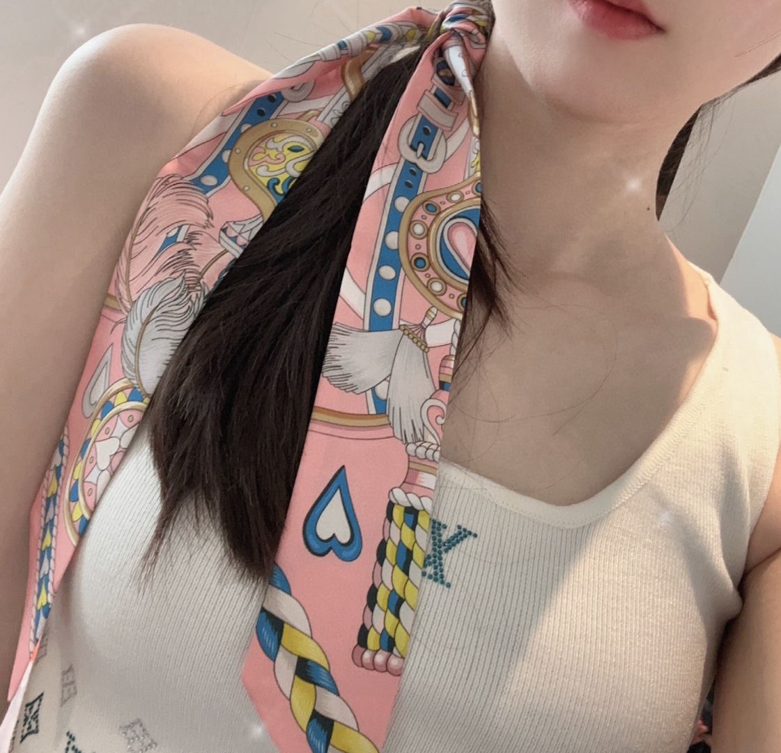 에르메스(HERMES) 하트 안장 트윌리 실크 목도리 스카프