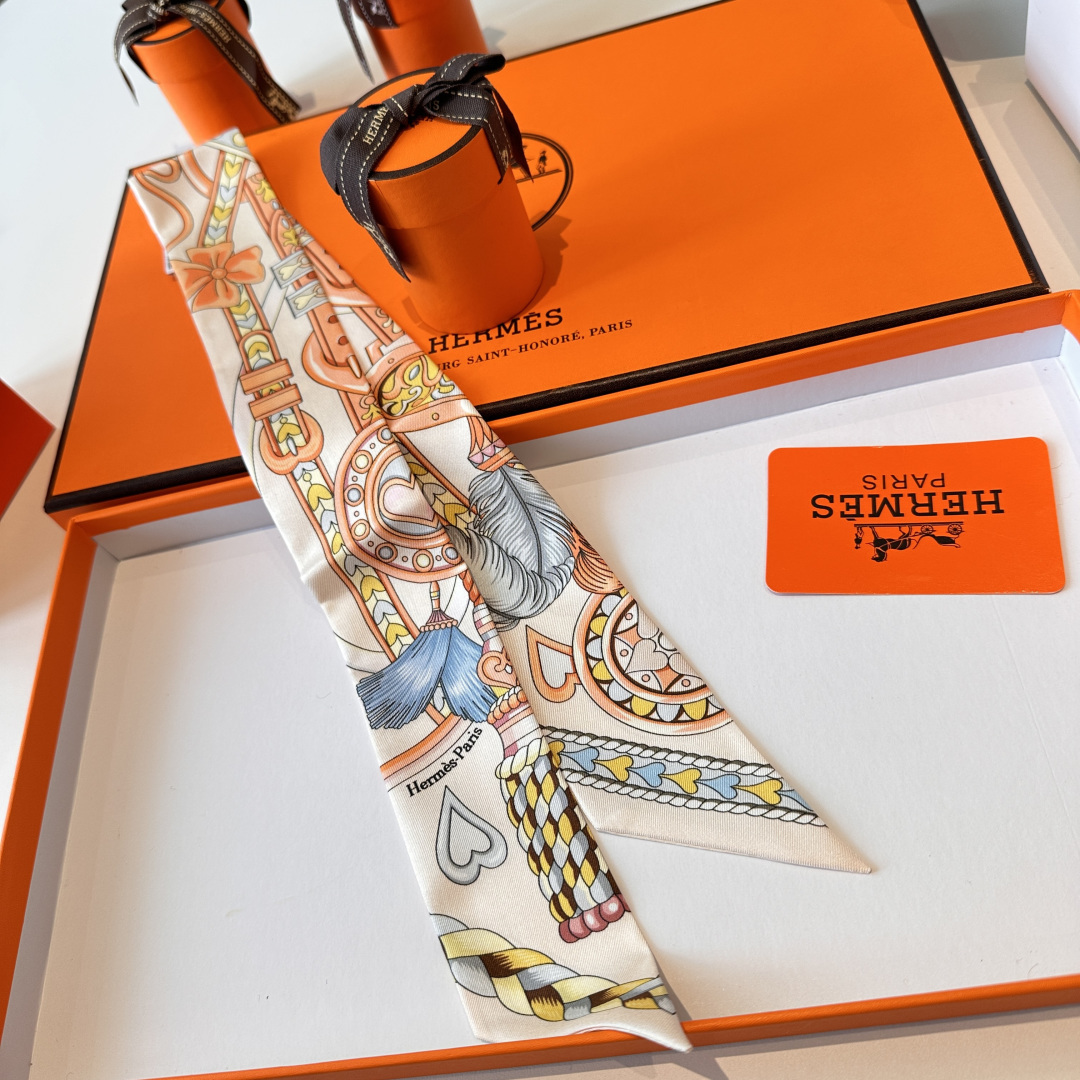에르메스(HERMES) 하트 안장 트윌리 실크 목도리 스카프