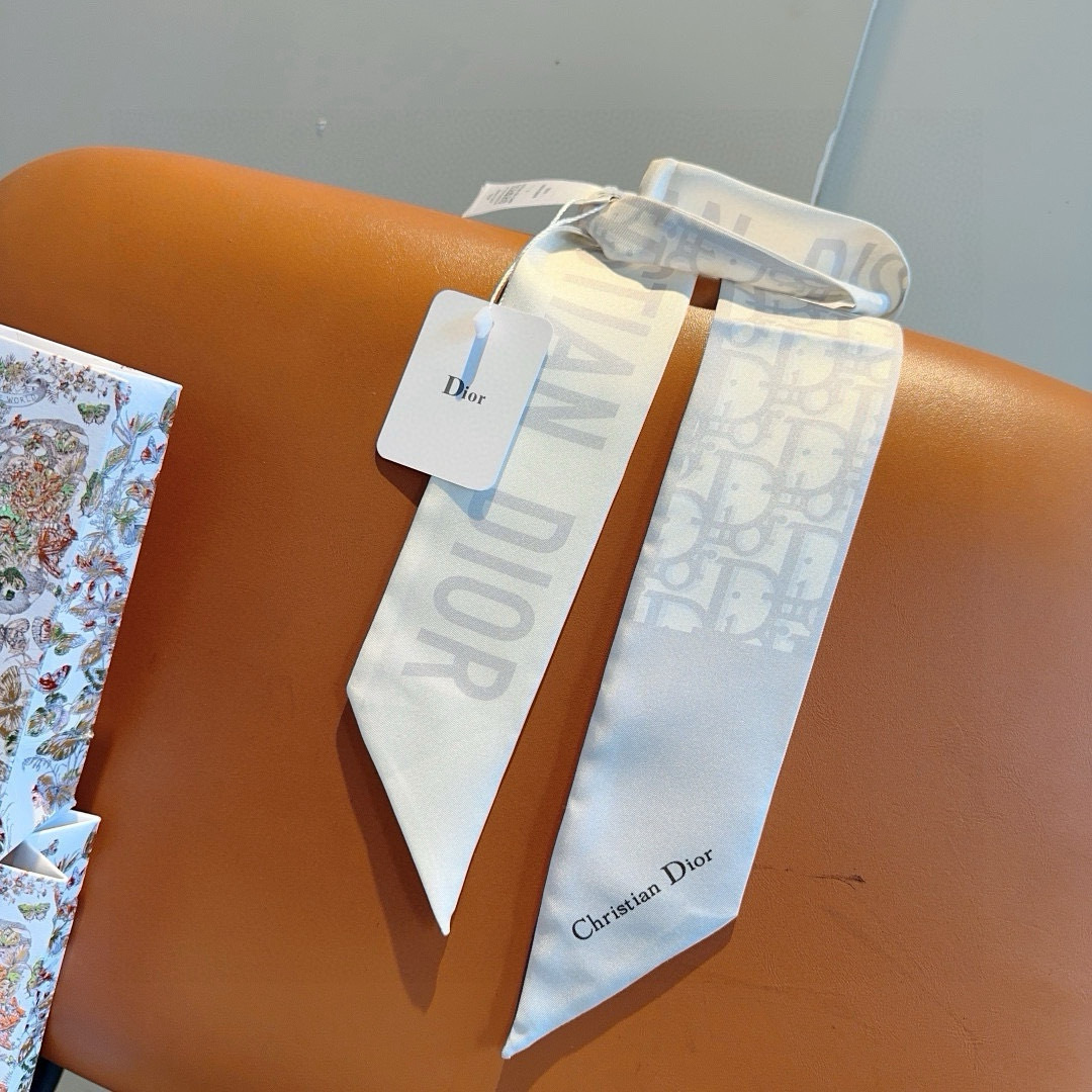 디올(DIOR) 빅로고 실크 트윌리 목도리 스카프