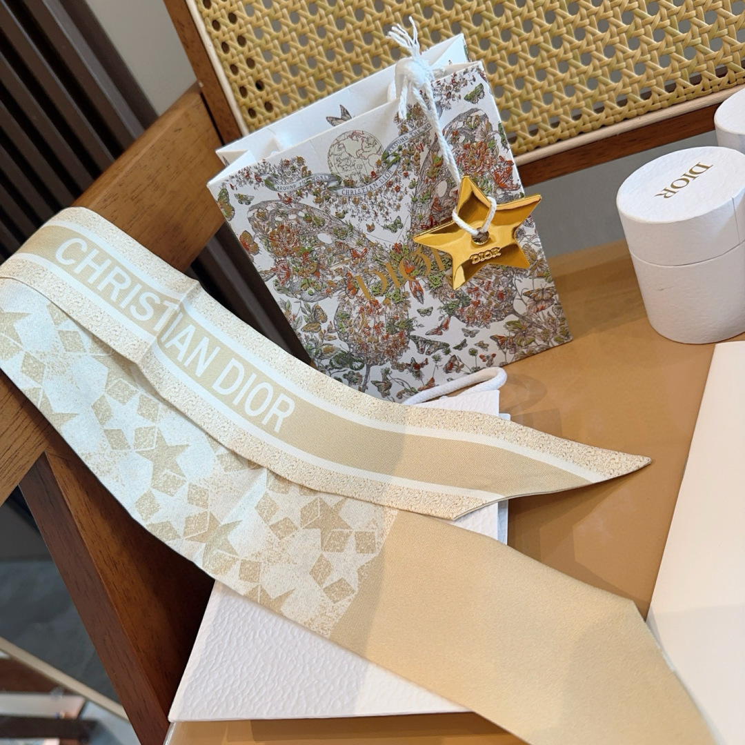 디올(DIOR) 스타 실크 트윌리 목도리 스카프