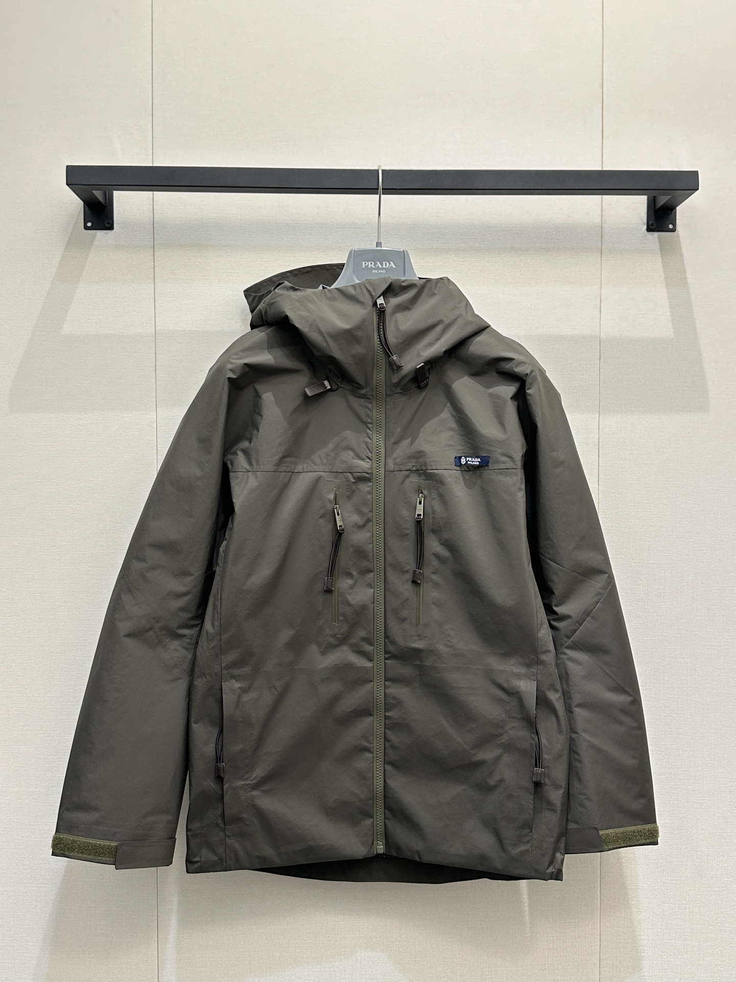 프라다(PRADA) 로고 후드 윈드브레이커 자켓 의류