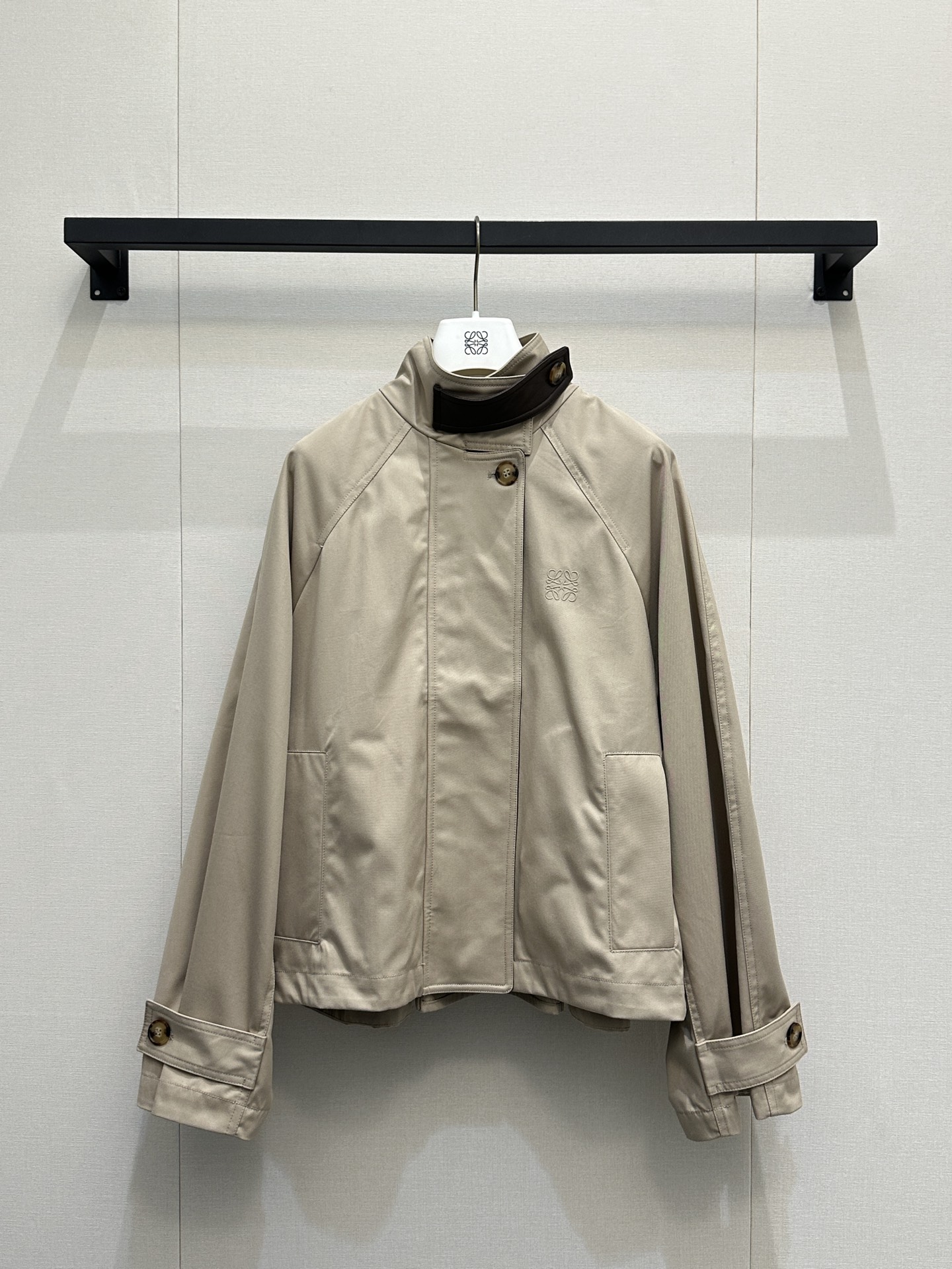 로에베(LOEWE) 배색 벨트 카키 트렌치 코트 의류