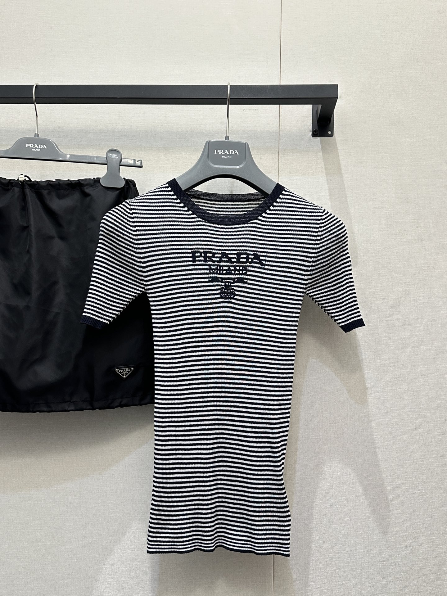 프라다(PRADA) 스트라이프 니트 반팔 티셔츠 의류