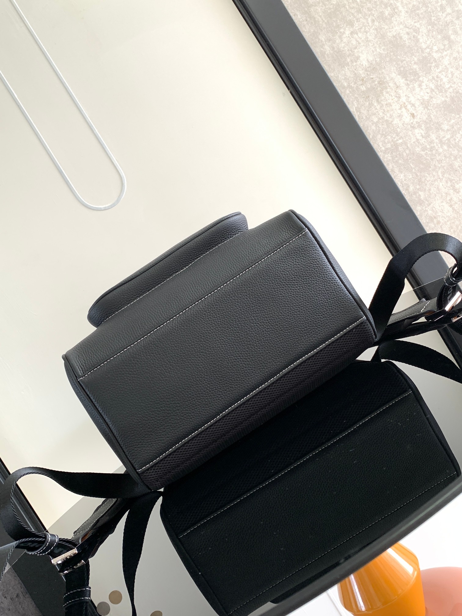 Dior CD 디올 새들 백팩 (블랙 그레인 레더 & 화이트 스티치) 가방