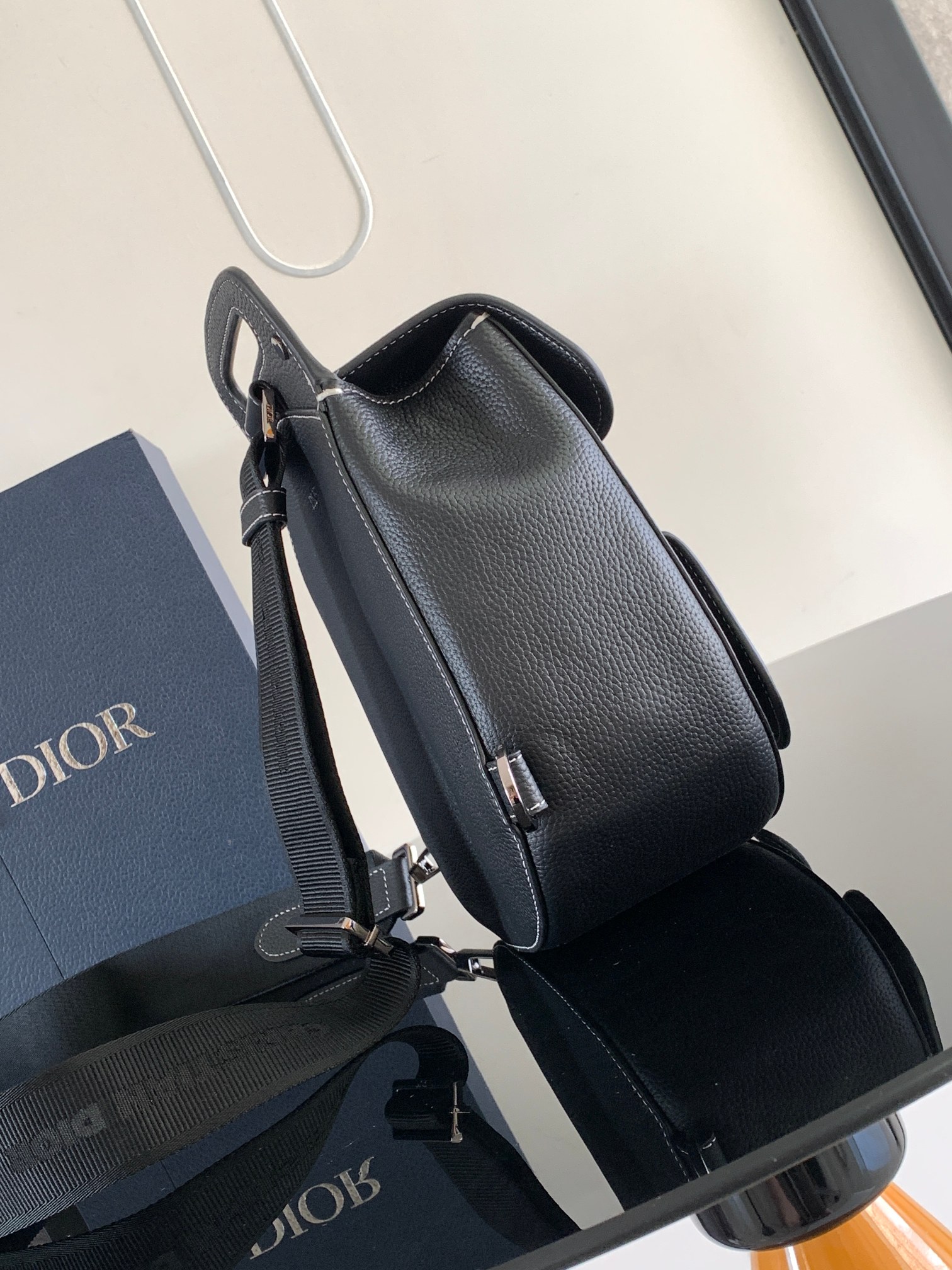 Dior CD 디올 갤롭(Gallop) 숄더백 (블랙 그레인 레더 & 화이트 스티치) 힙색 슬링백 가방