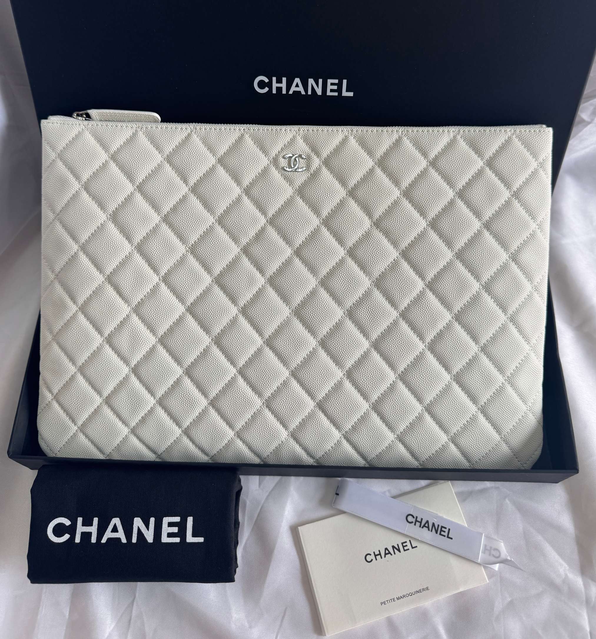 Chanel 샤넬 클래식 라지 지퍼 파우치 (클래식 퀼팅 뉴 클러치) 은장 가방