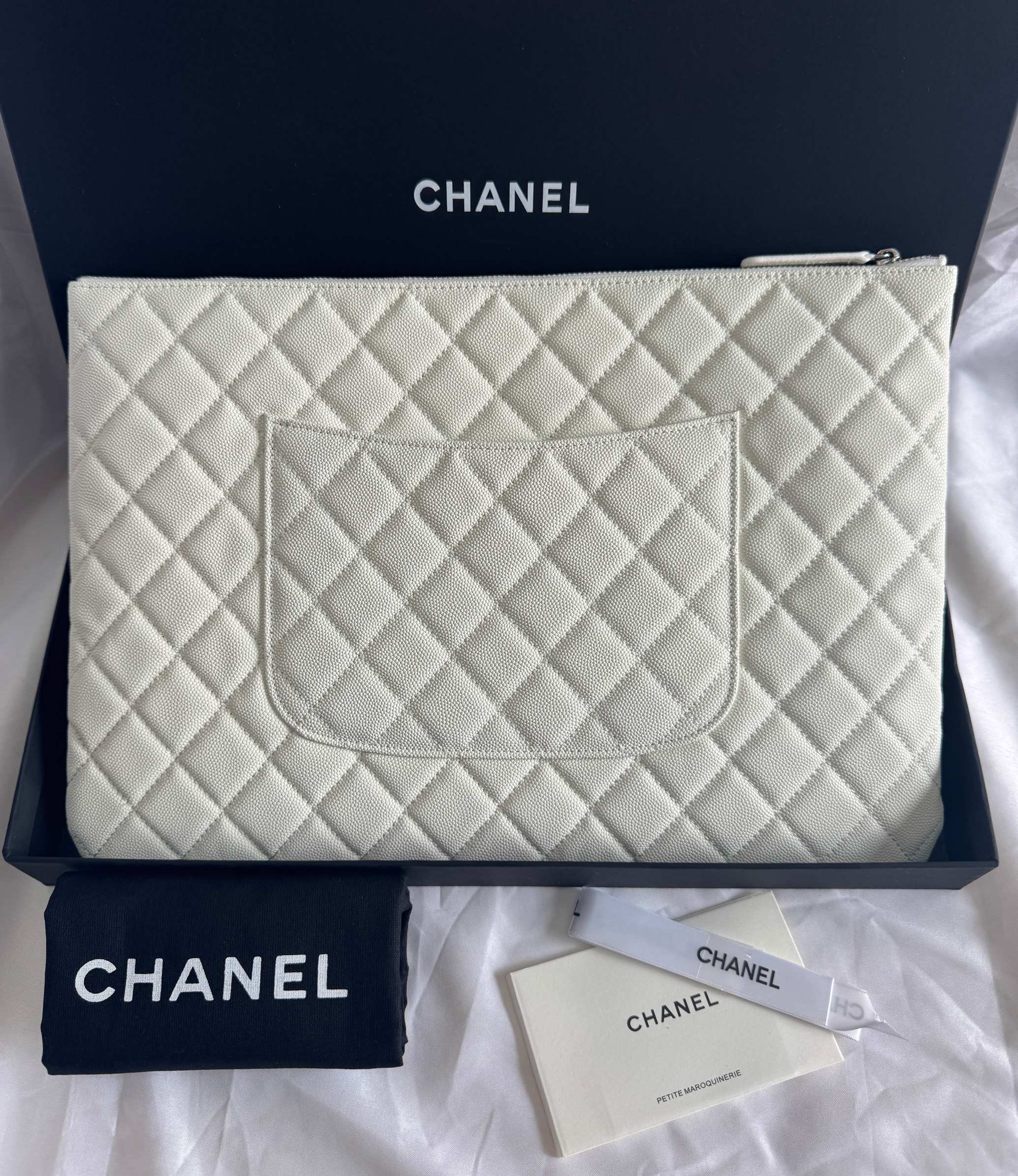 Chanel 샤넬 클래식 라지 지퍼 파우치 (클래식 퀼팅 뉴 클러치) 은장 가방