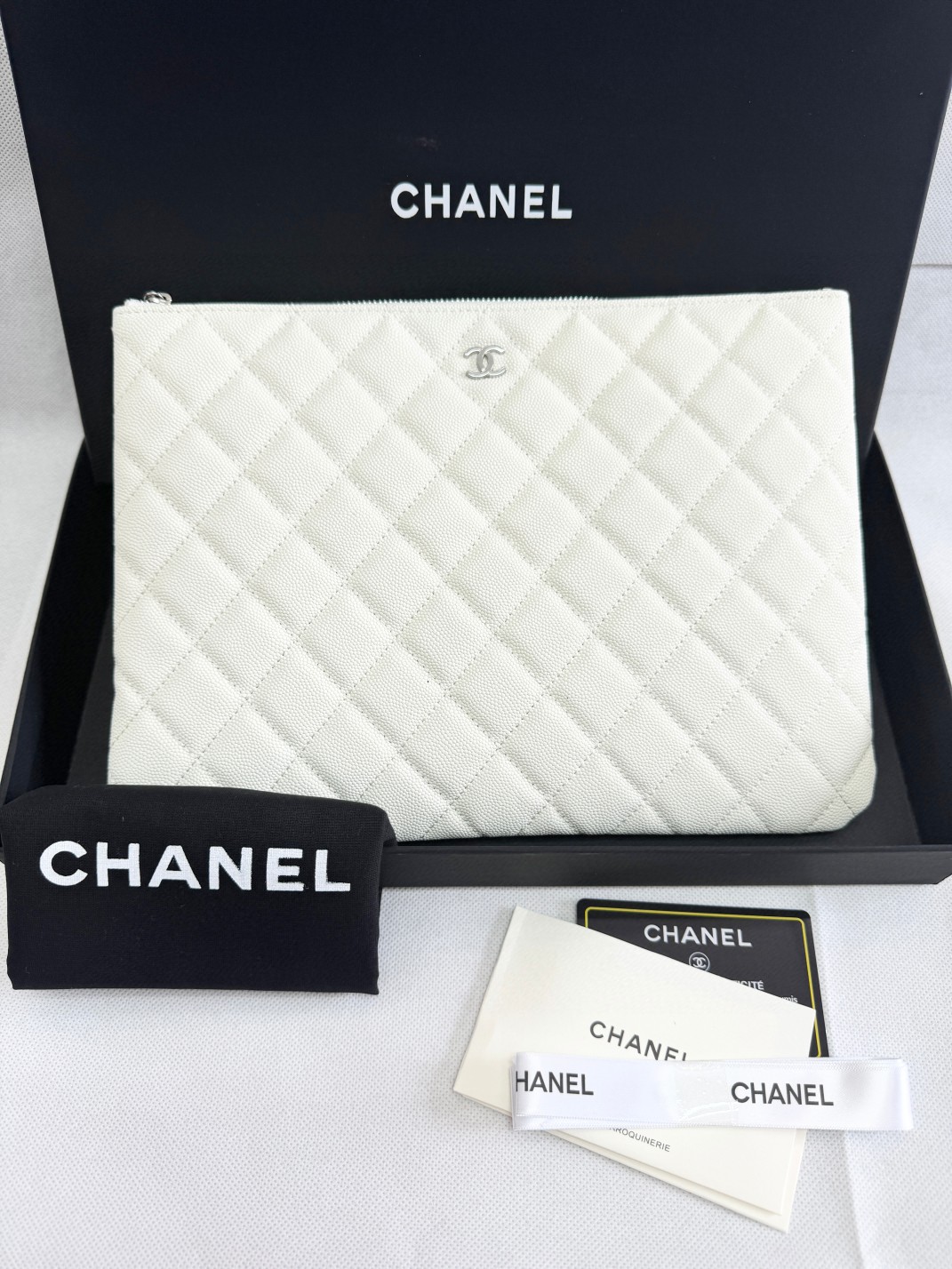 Chanel 샤넬 클래식 미디엄 지퍼 파우치 (클래식 퀼팅 뉴 클러치) 은장 가방