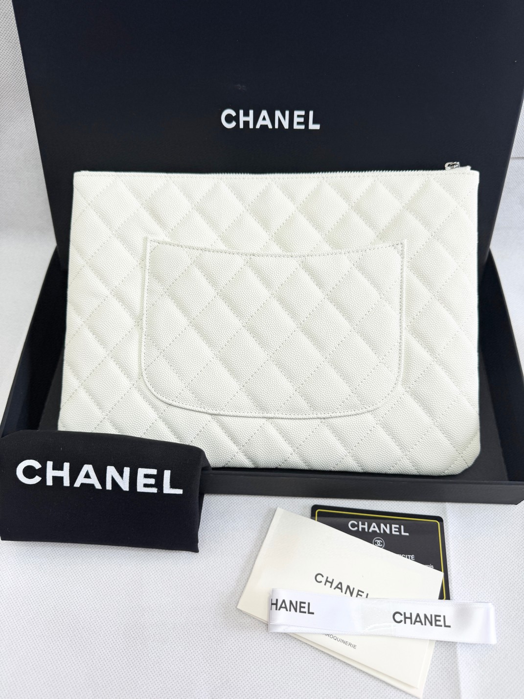 Chanel 샤넬 클래식 미디엄 지퍼 파우치 (클래식 퀼팅 뉴 클러치) 은장 가방