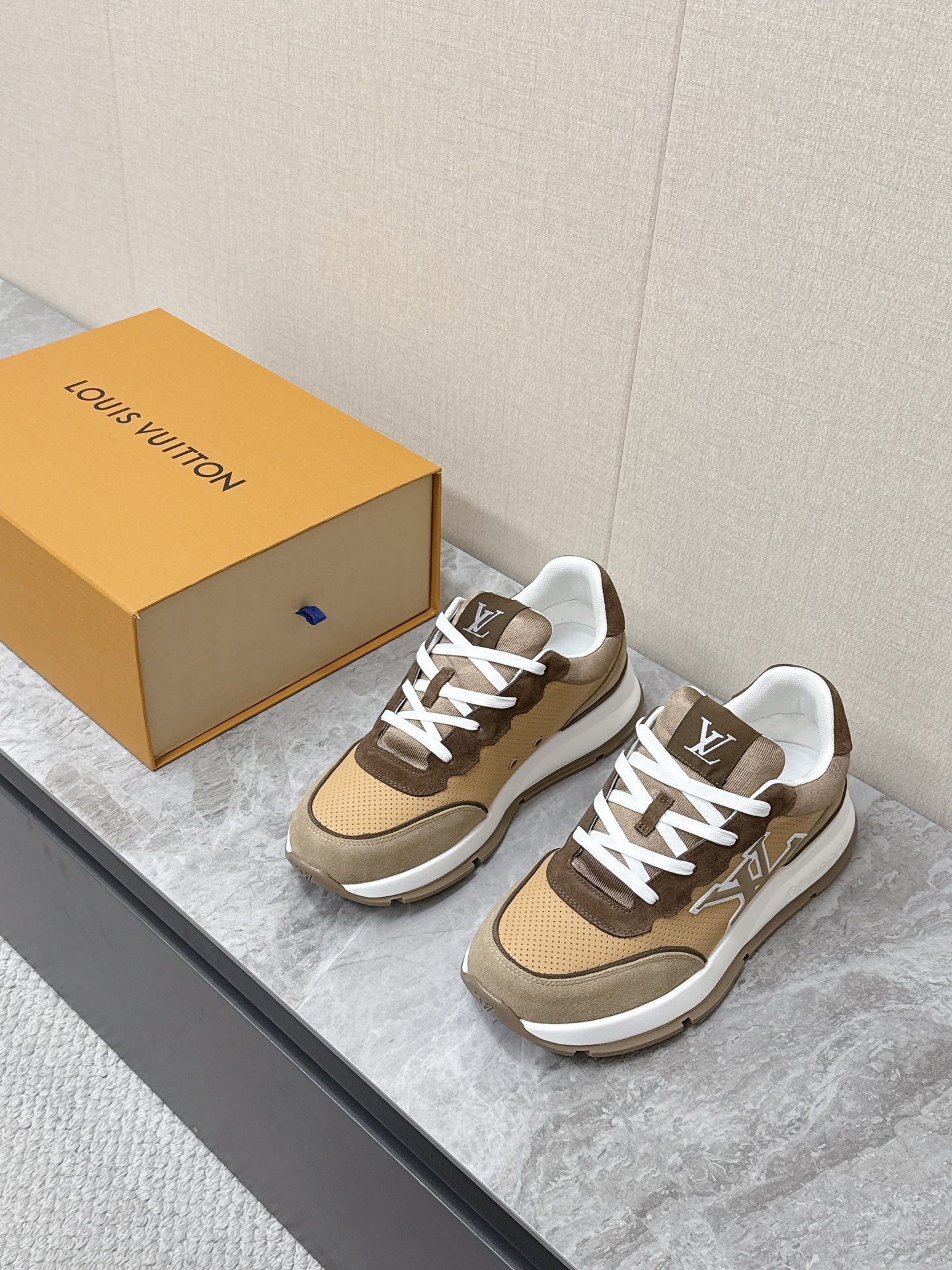 루이비통(LV) 레트로 러너 스니커즈 신발