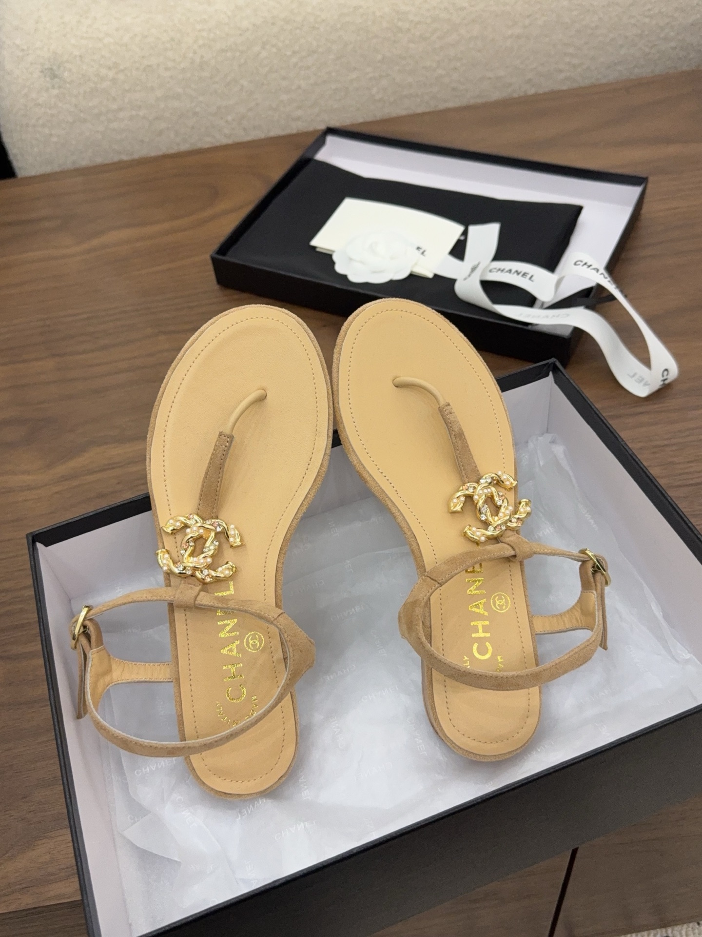 샤넬(CHANEL) 쥬얼 장식 쪼리 샌들 신발