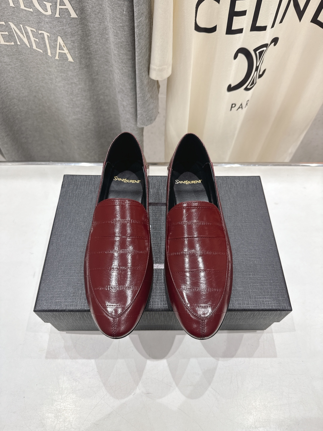 생로랑(SAINT LAURENT) 플랫 마리제 로퍼 신발