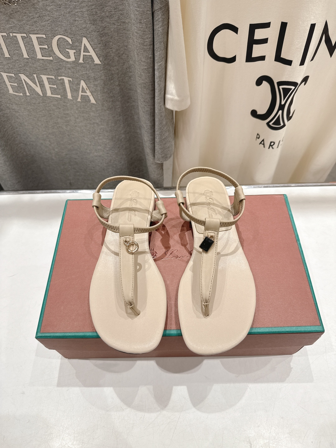 로로피아나(Loro Piana) 플랫 쪼리 샌들 신발