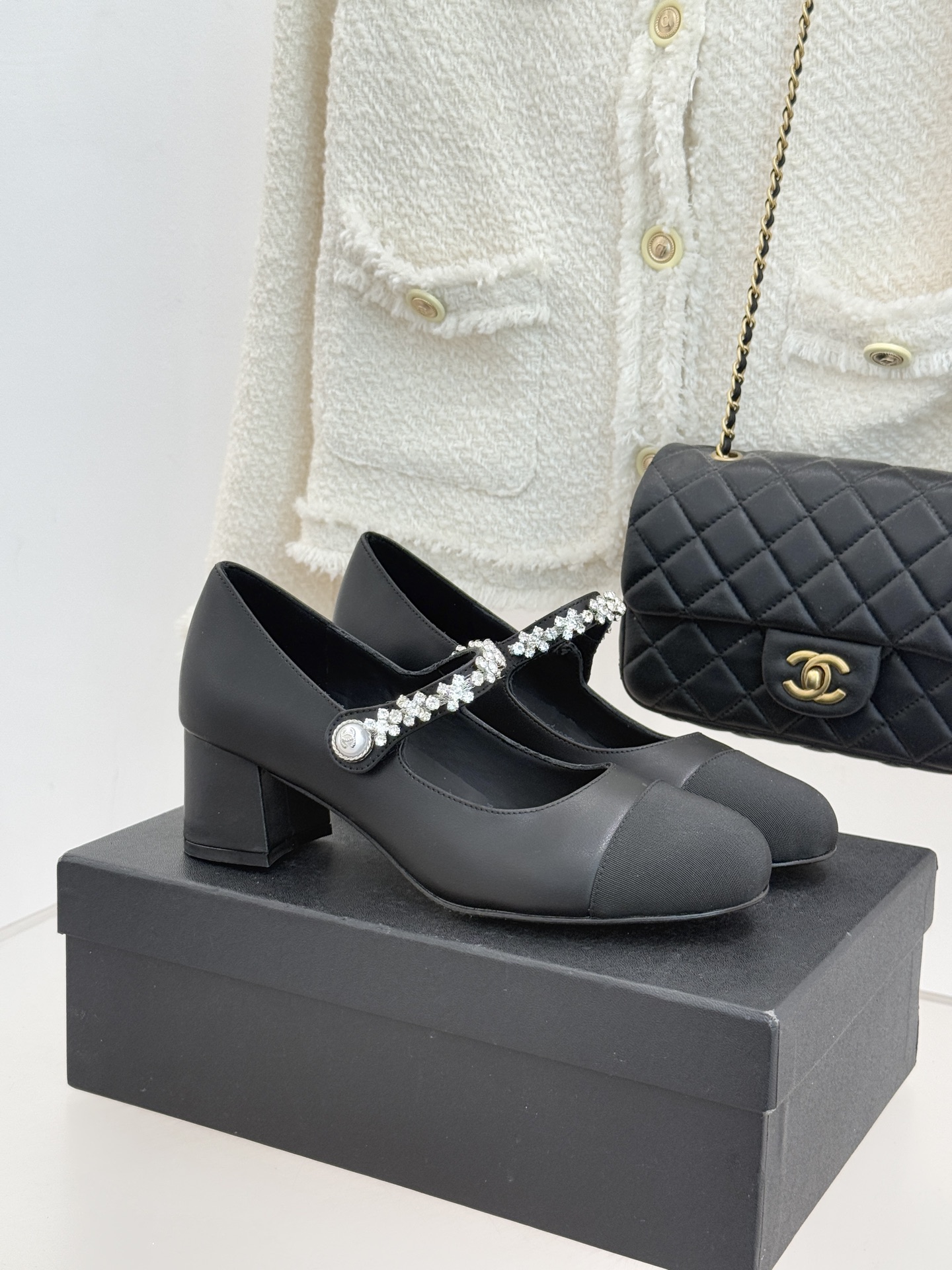 샤넬(CHANEL) 크리스탈 스트랩 미들힐 신발