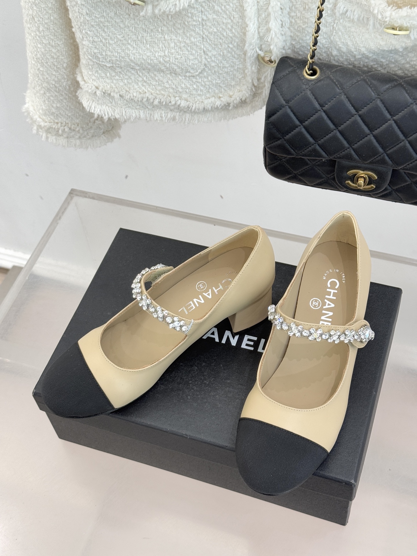 샤넬(CHANEL) 크리스탈 스트랩 미들힐 신발