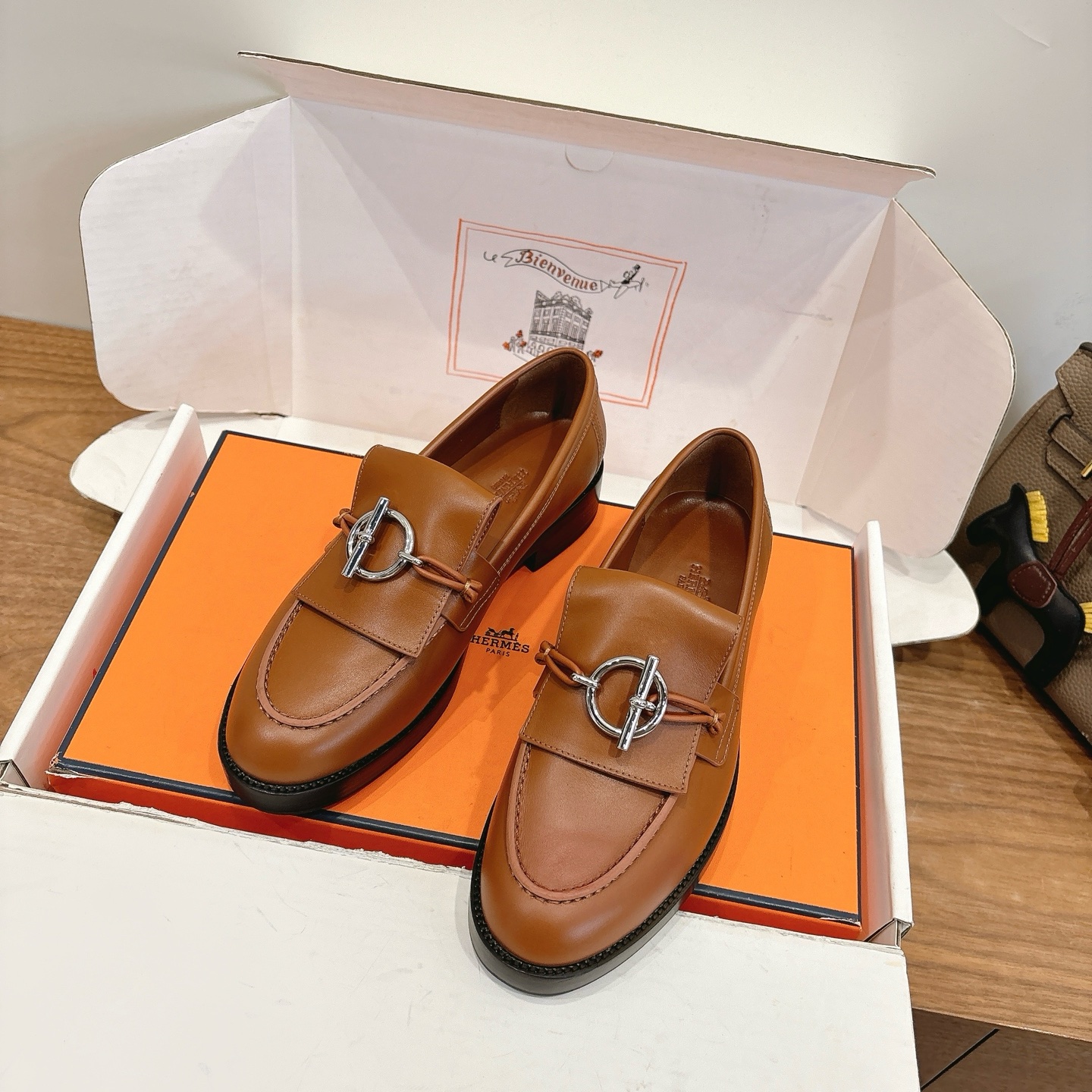 에르메스(HERMES) 버클 장식 로퍼 신발