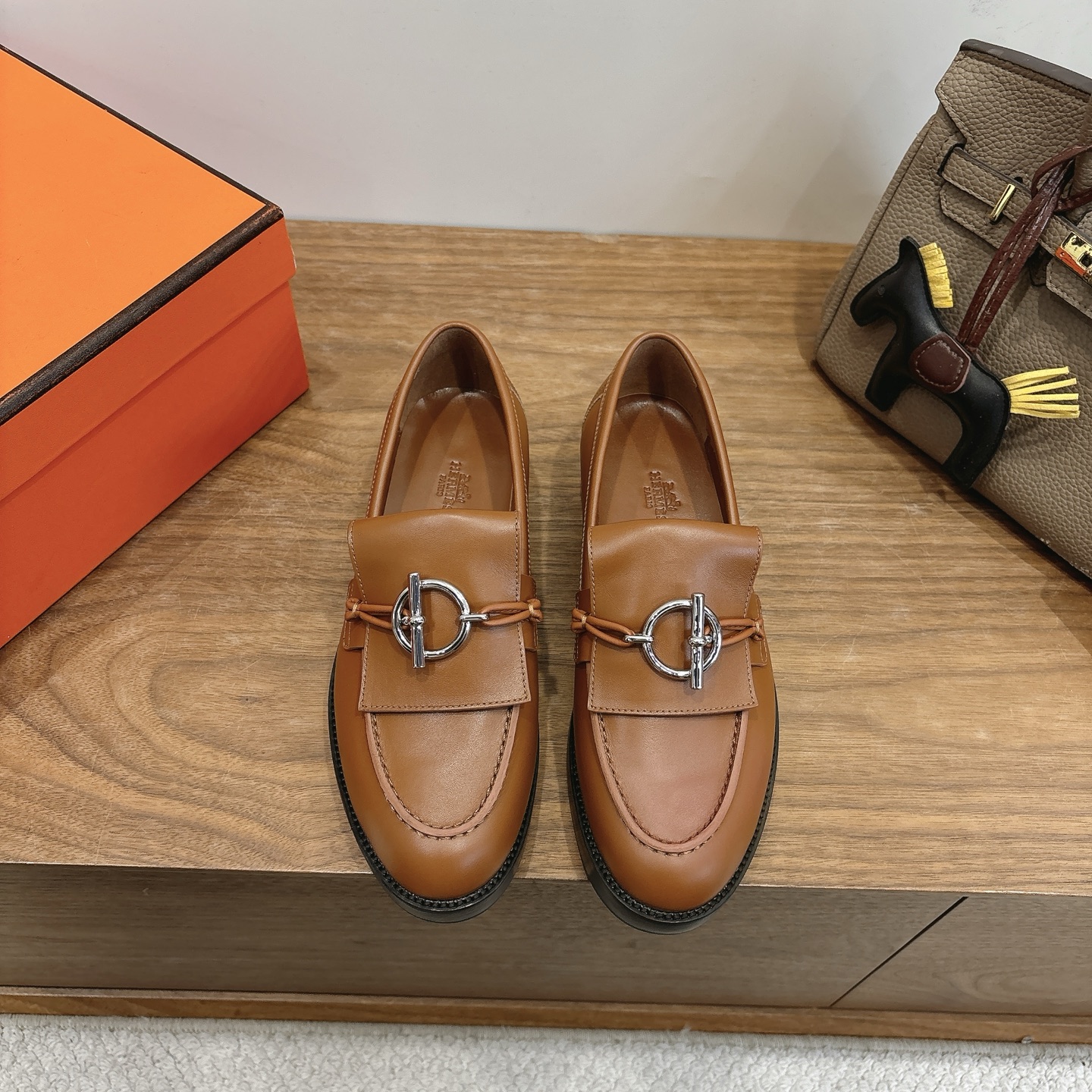 에르메스(HERMES) 버클 장식 로퍼 신발