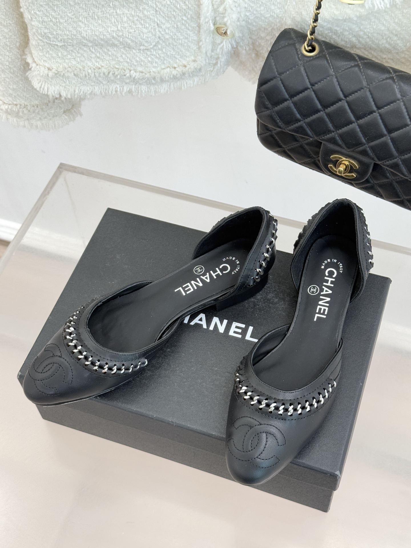 샤넬(CHANEL) 배색 컷아웃 플랫 샌들 신발