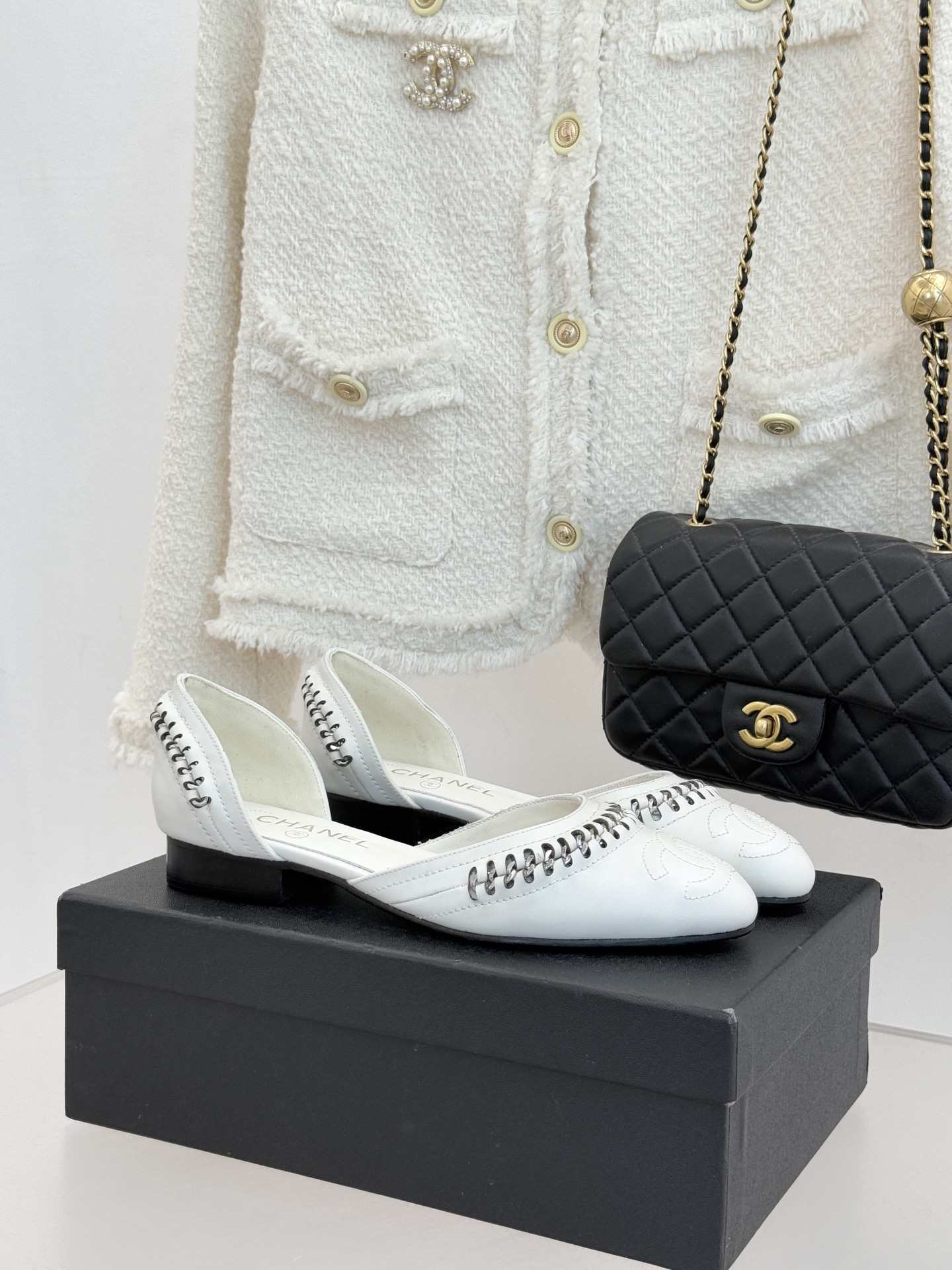 샤넬(CHANEL) 배색 컷아웃 플랫 샌들 신발