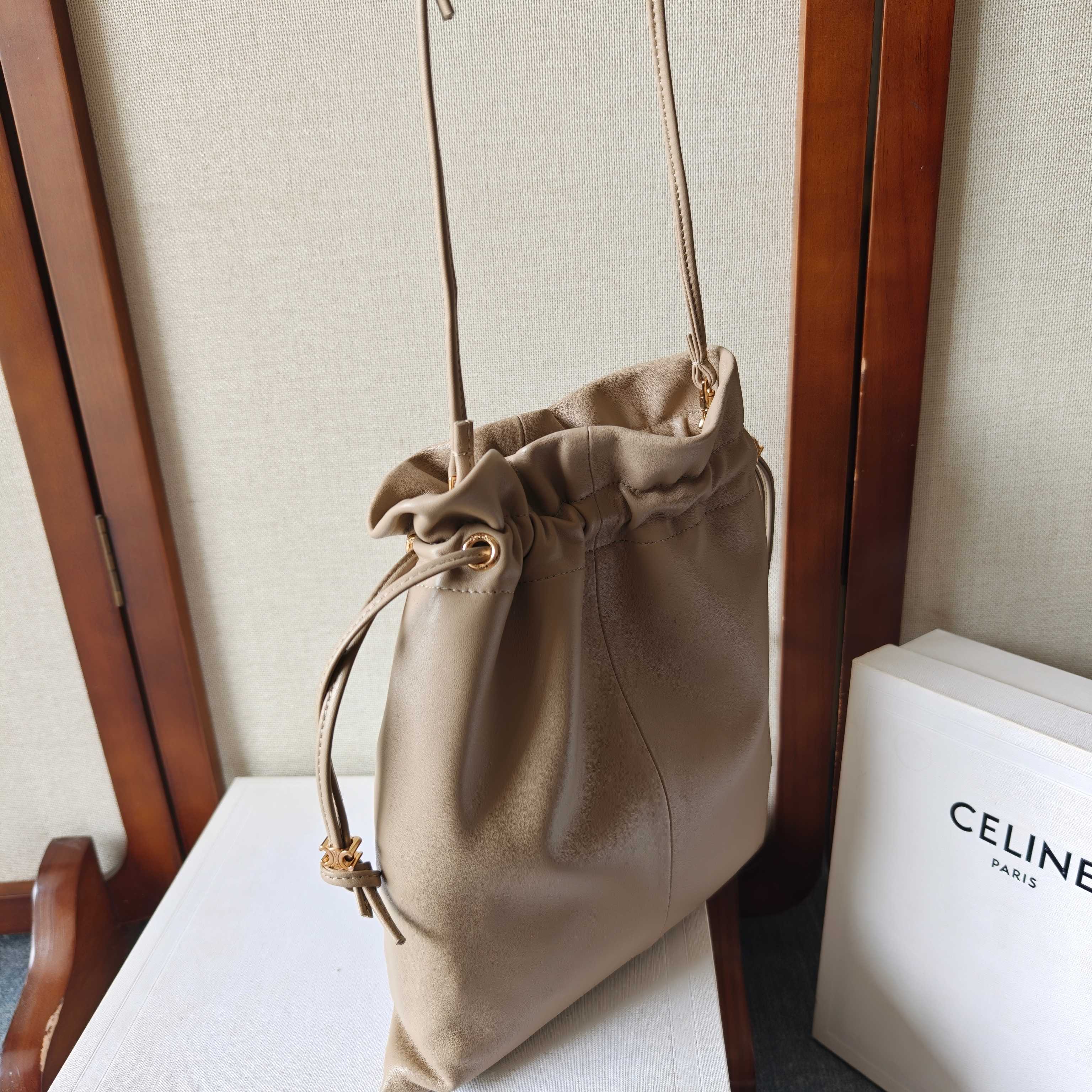 Celine 셀린느 트리옹프 드로우스트링 '복주머니' 백 숄더백 가방 (베이지 램스킨)