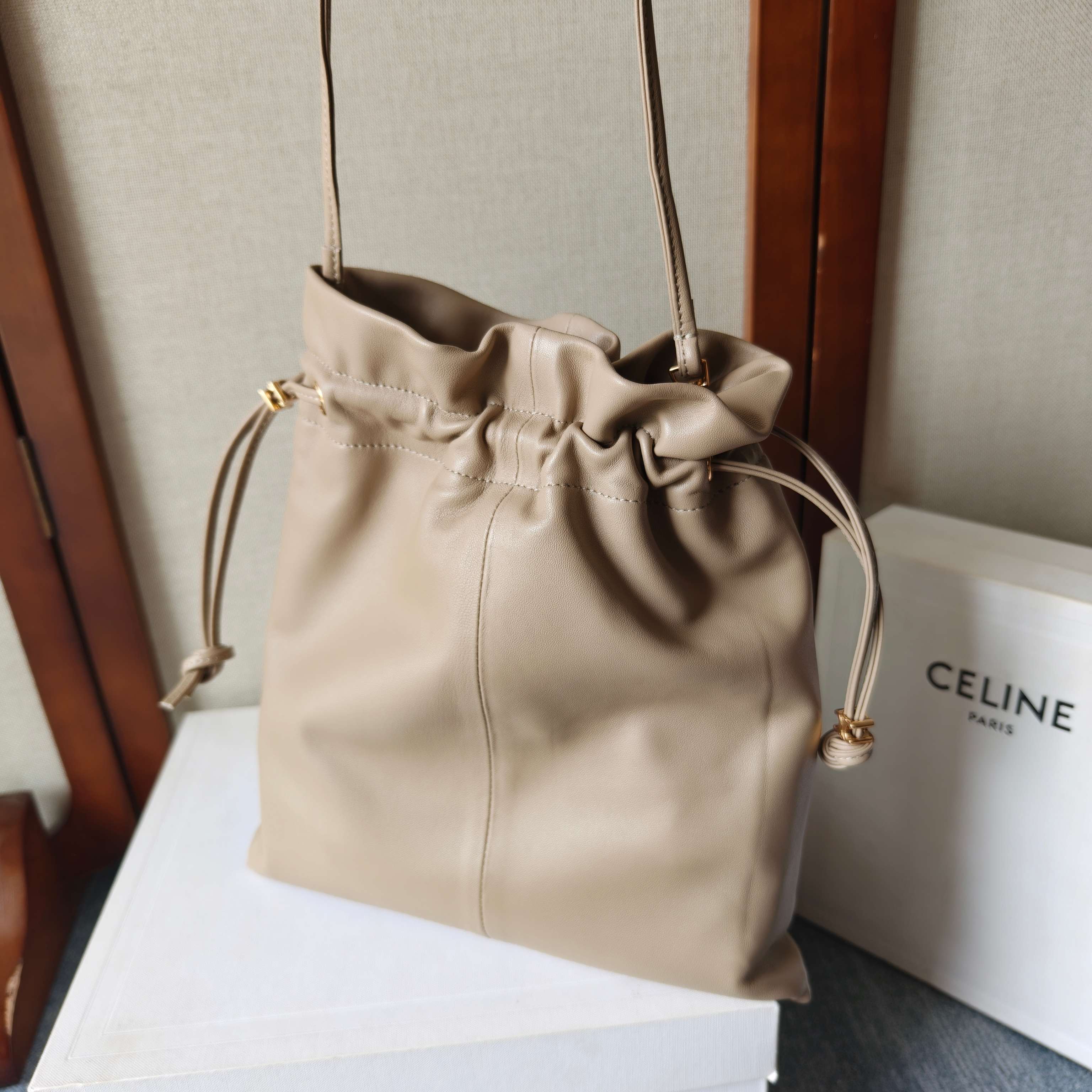 Celine 셀린느 트리옹프 드로우스트링 '복주머니' 백 숄더백 가방 (베이지 램스킨)