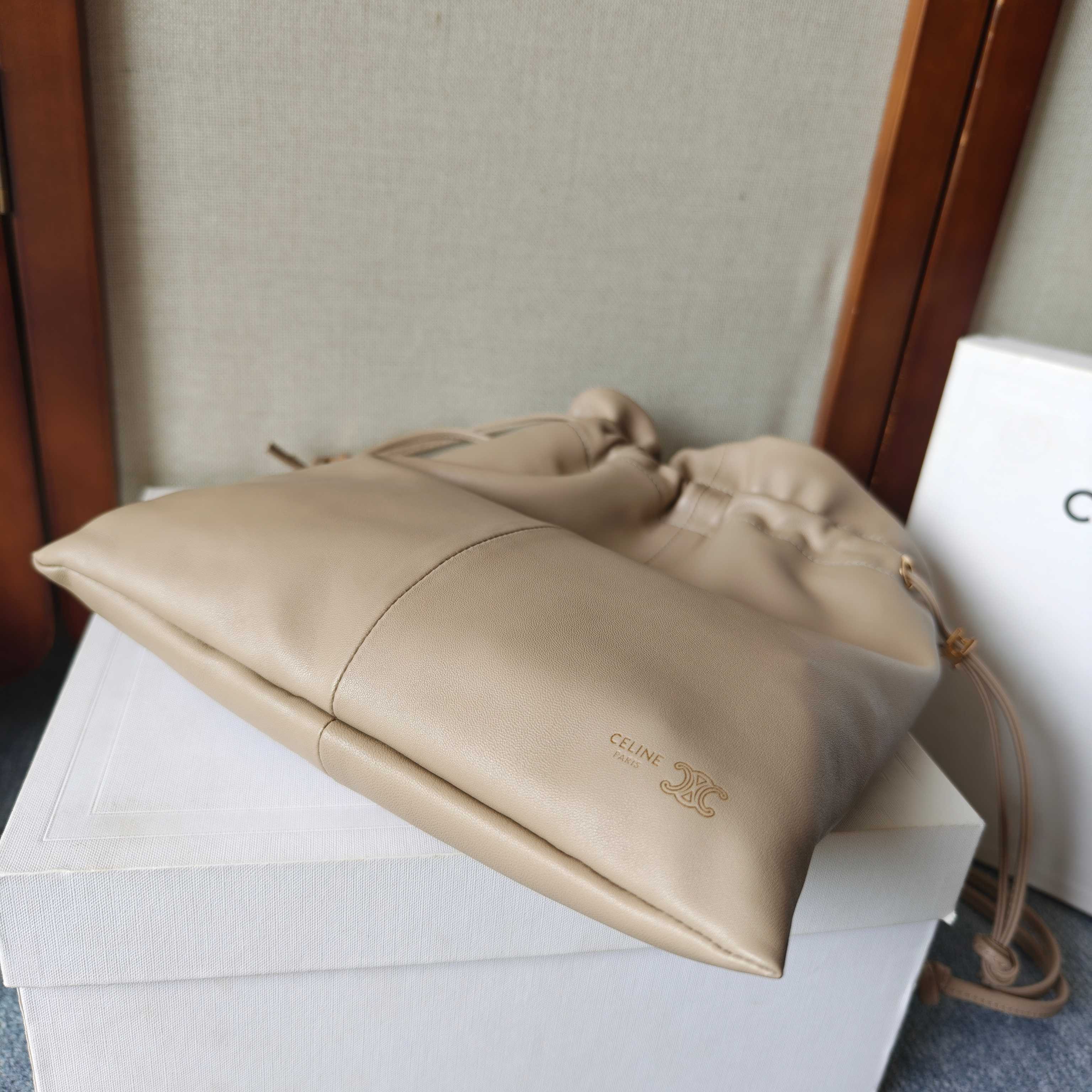 Celine 셀린느 트리옹프 드로우스트링 '복주머니' 백 숄더백 가방 (베이지 램스킨)