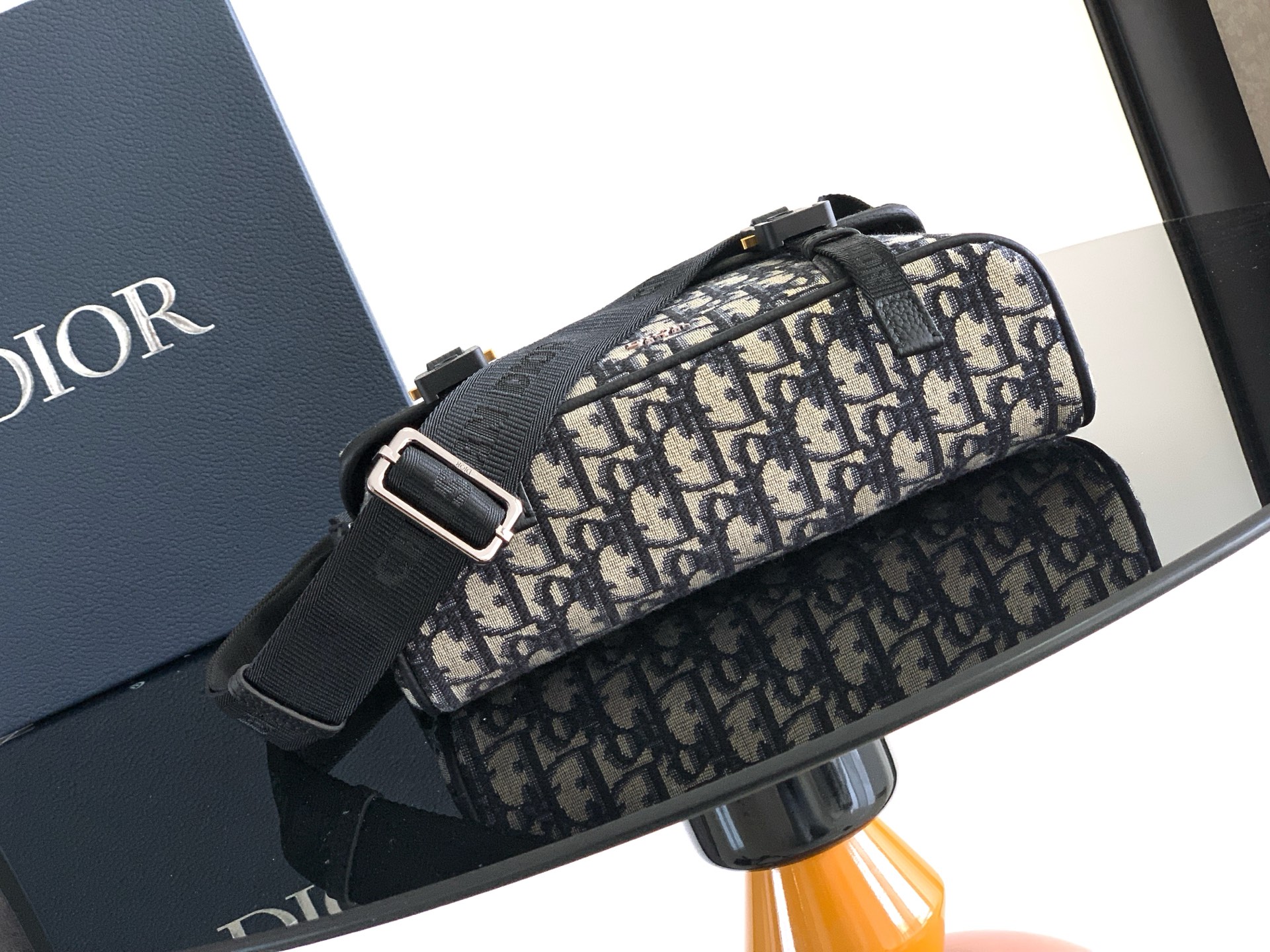 Dior CD 디올 히트 더 로드(Hit The Road) 플랩 메신저백 (베이지 & 블랙 오블리크) 크로스백 가방