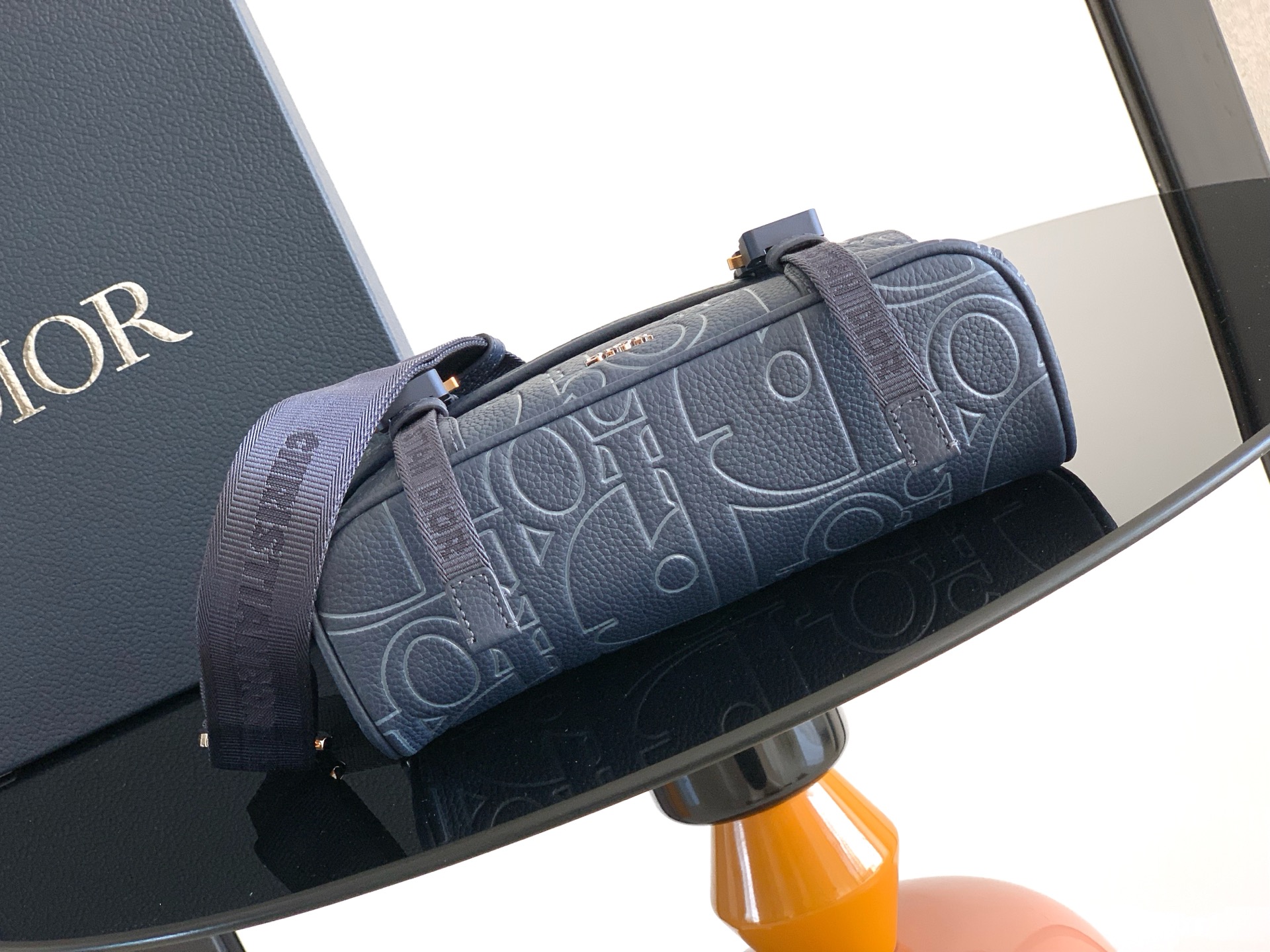 Dior CD 디올 히트 더 로드(Hit The Road) 플랩 메신저백 (네이비 그래비티 아웃라인) 크로스백 가방