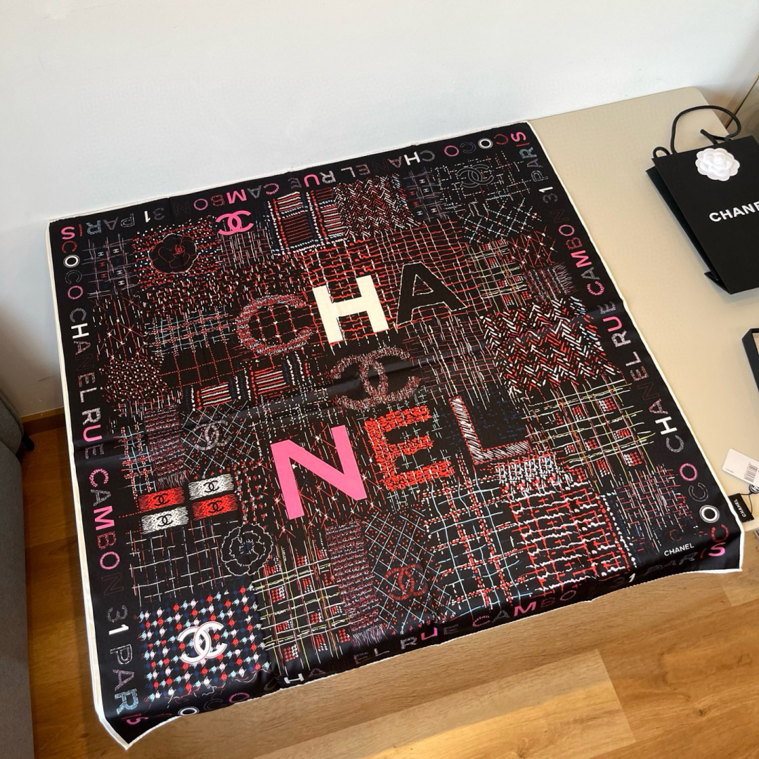 샤넬(CHANEL) 컬러 스트라이프 레터링 실크 목도리 스카프