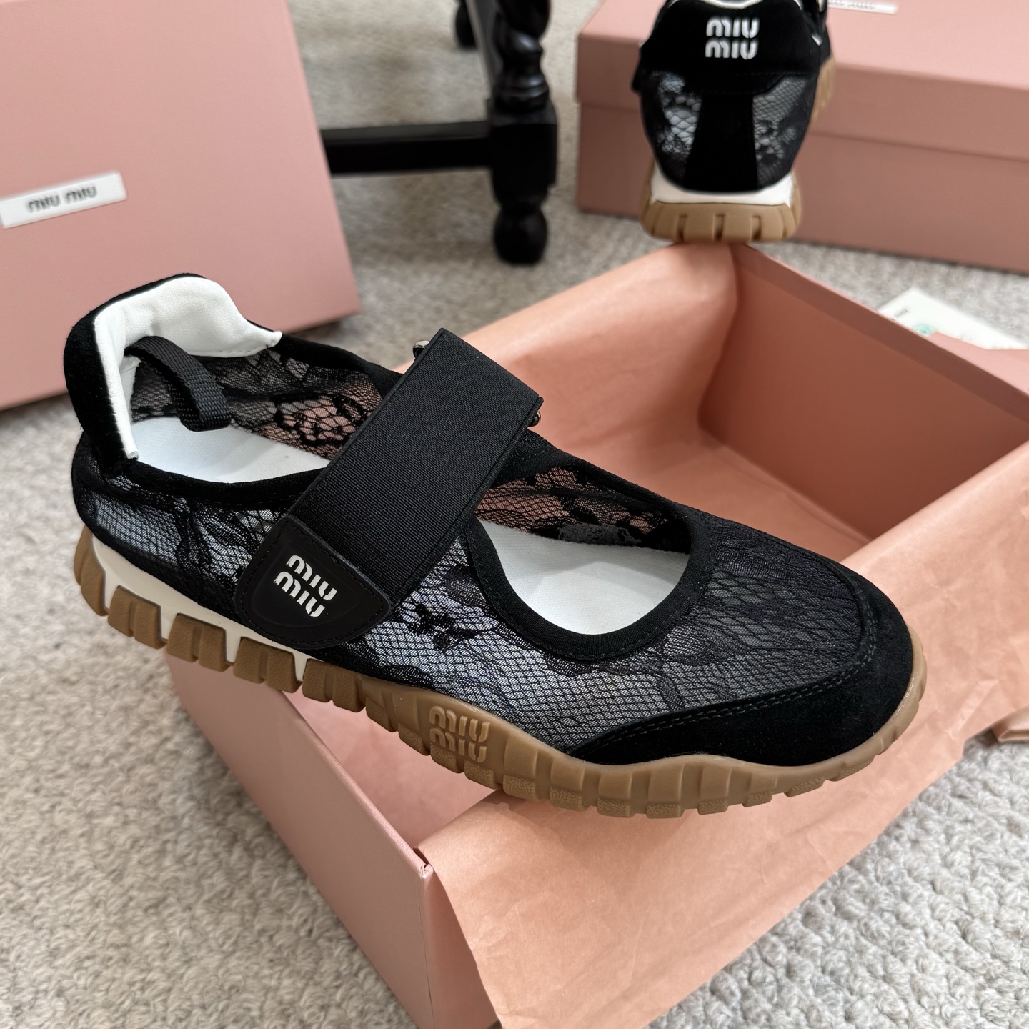 미우미우(Miu Miu) Tyre 스니커즈 신발