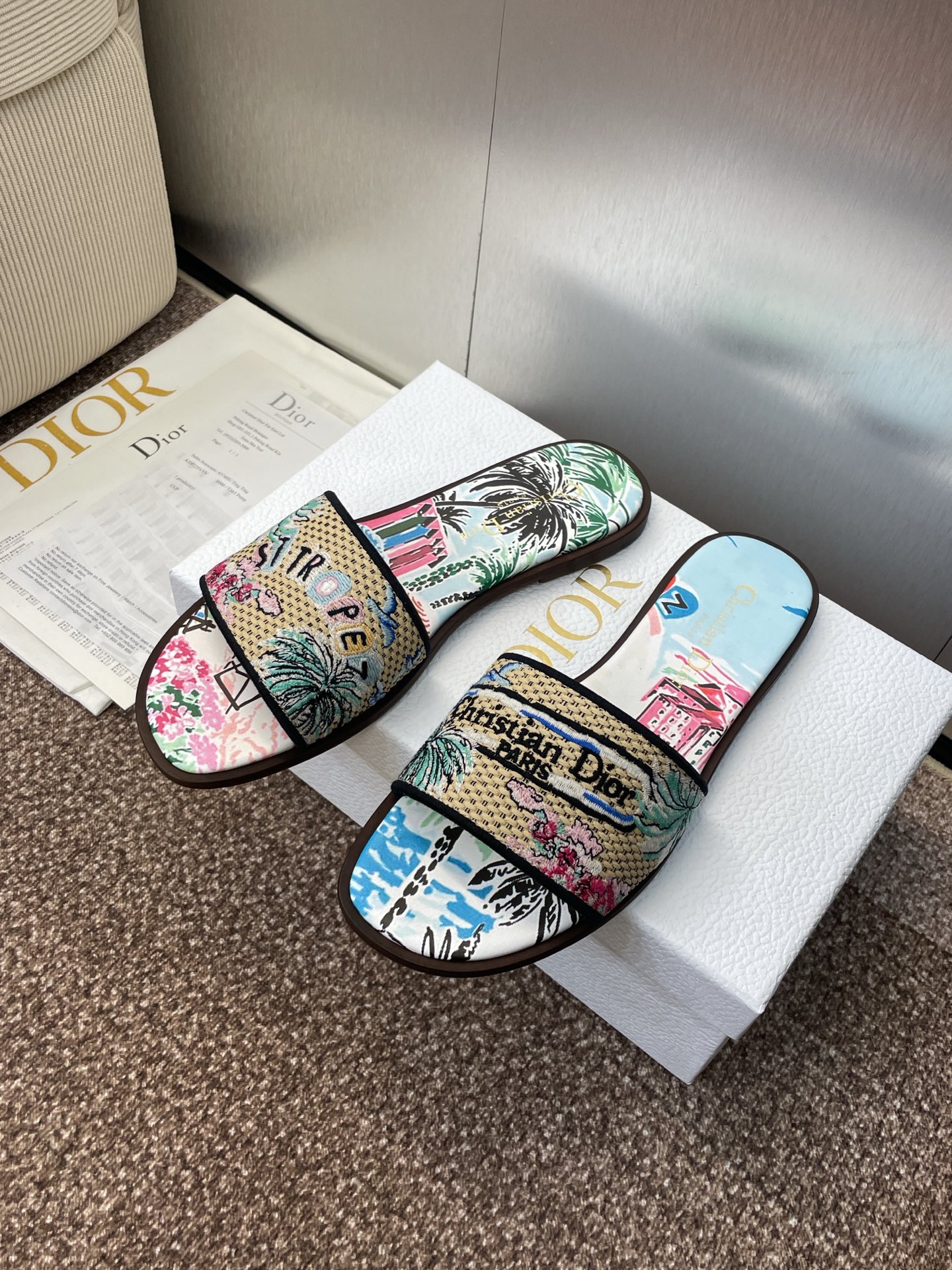 디올(DIOR) 라피아 자수 슬리퍼 샌들 신발