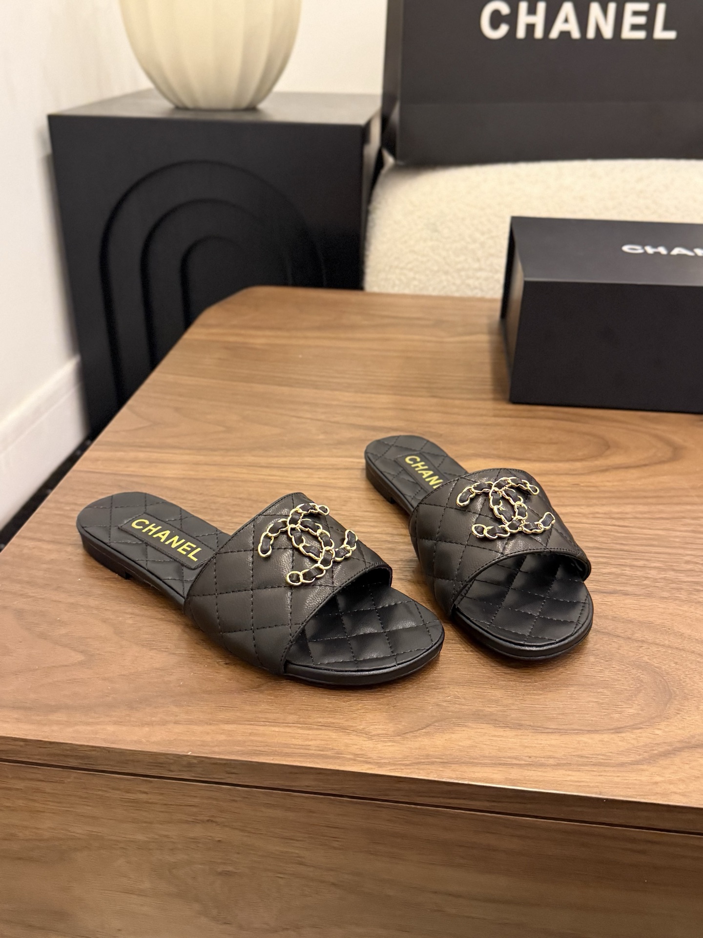 샤넬(CHANEL) 체인 퀼팅 플랫 슬리퍼 샌들 신발